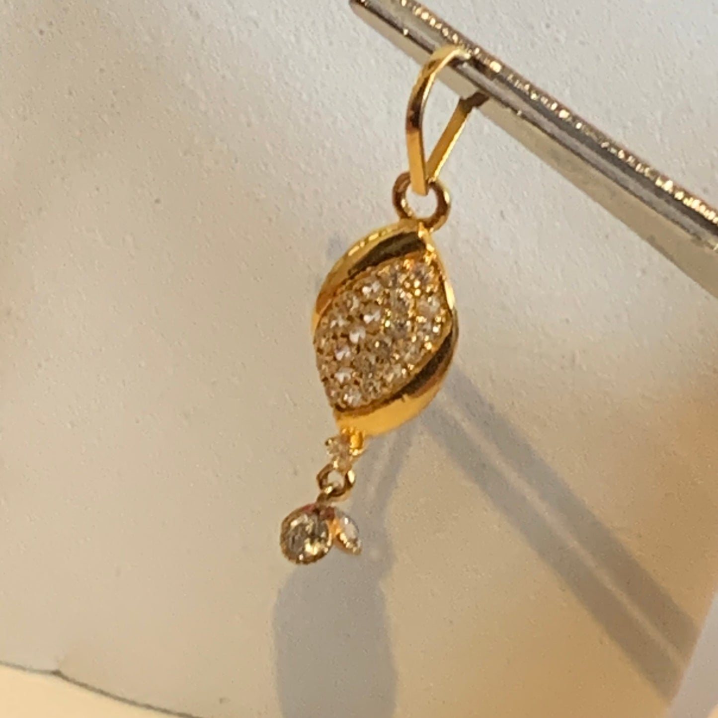 18ct Gold Dangly Pendant