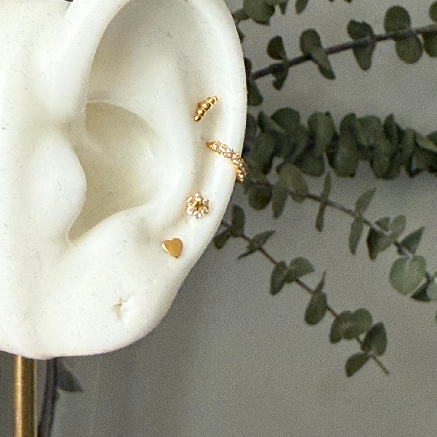 18ct gold single hoop