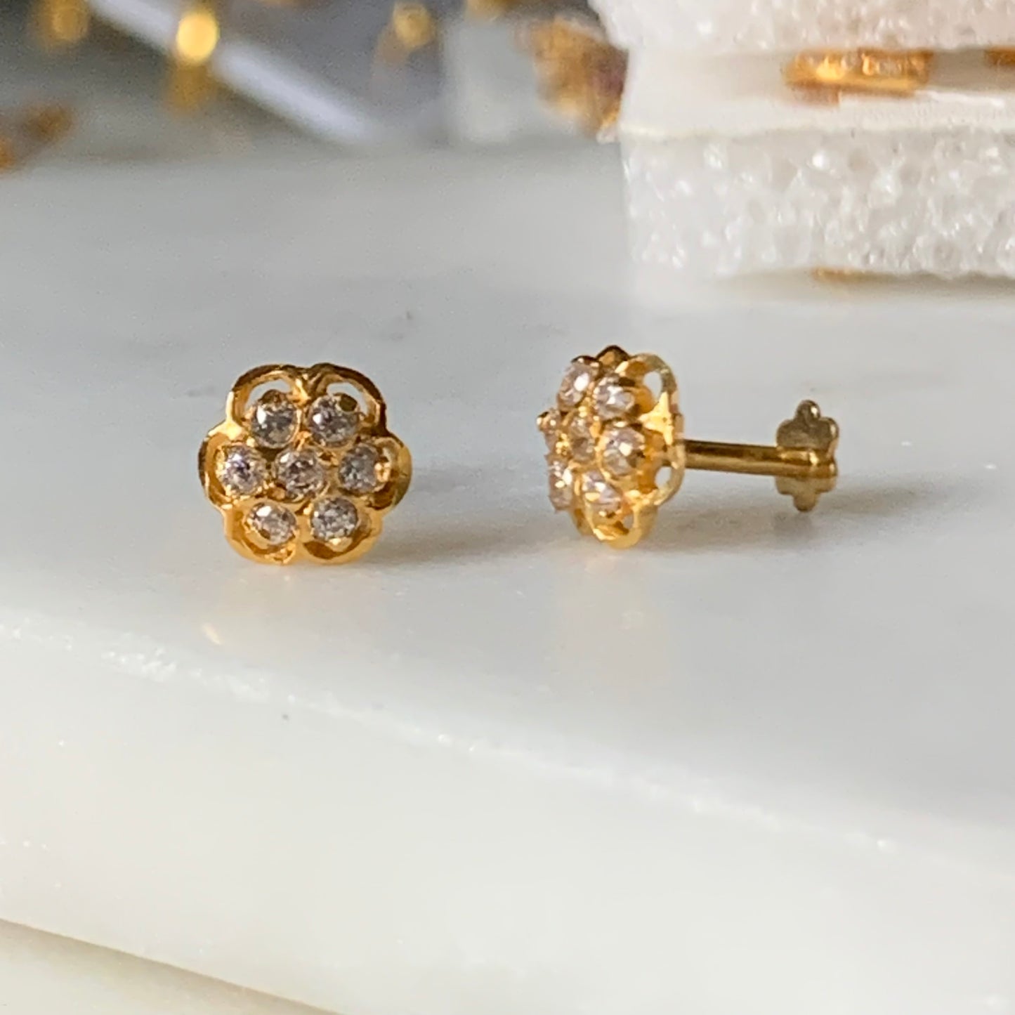 18ct gold studs flower pair
