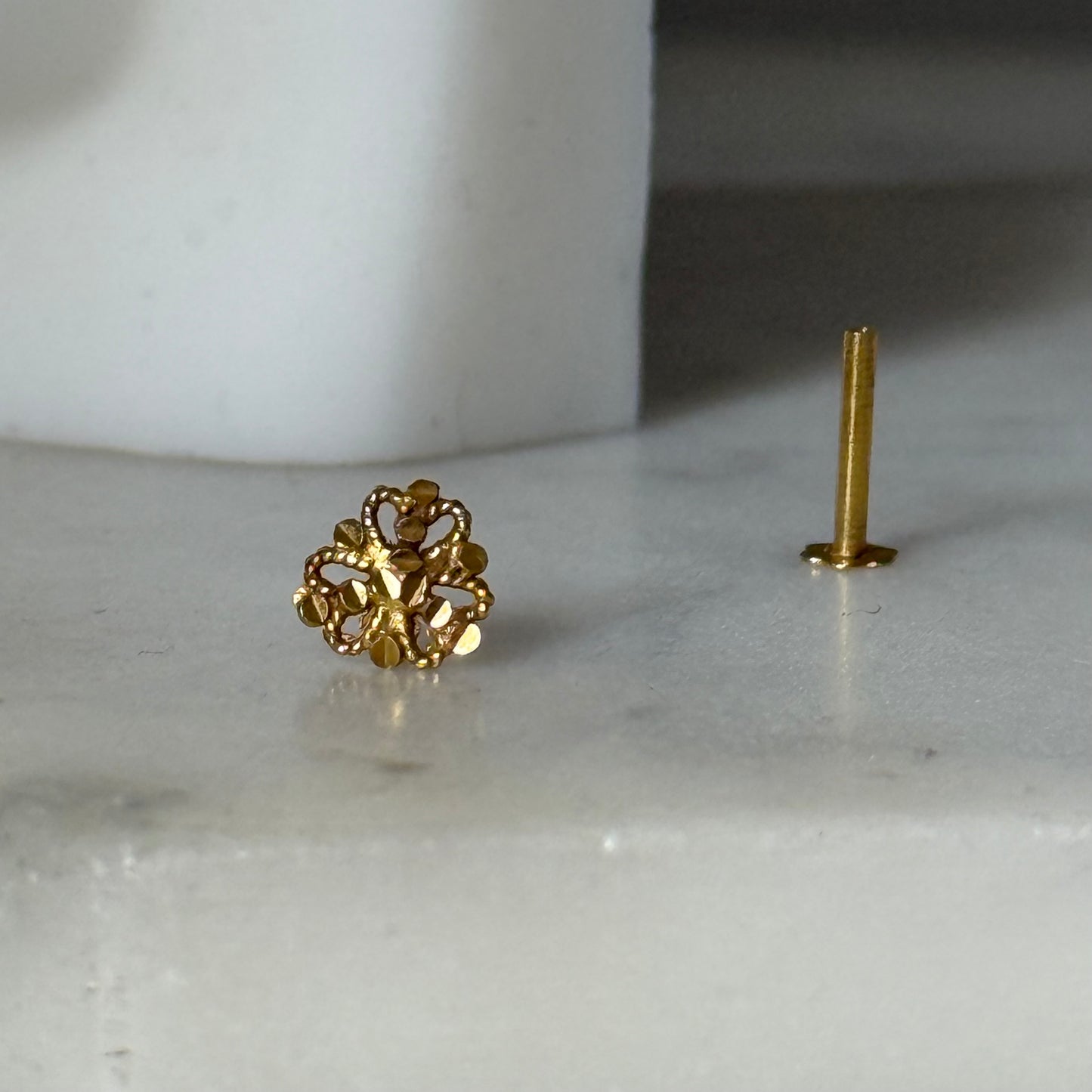 14ct gold single aztec stud