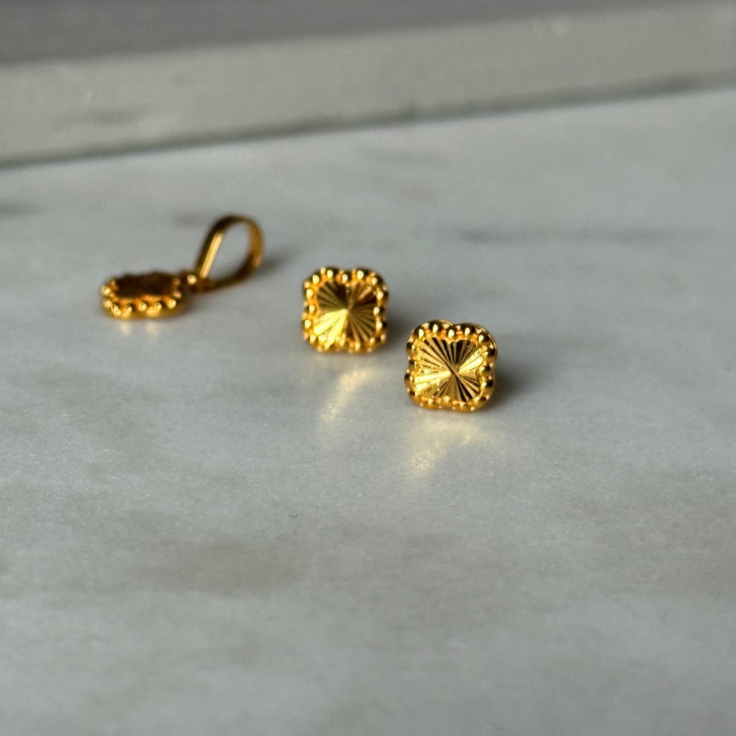 Petite Clover pendant and studs (18ct)