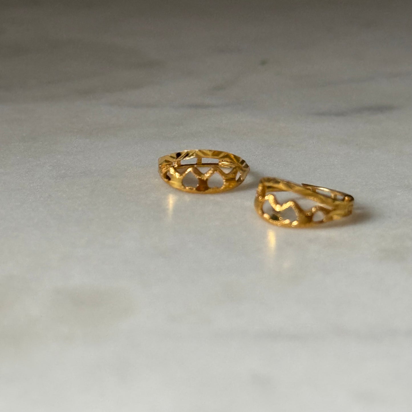 18ct gold carved Huggies | 8mm