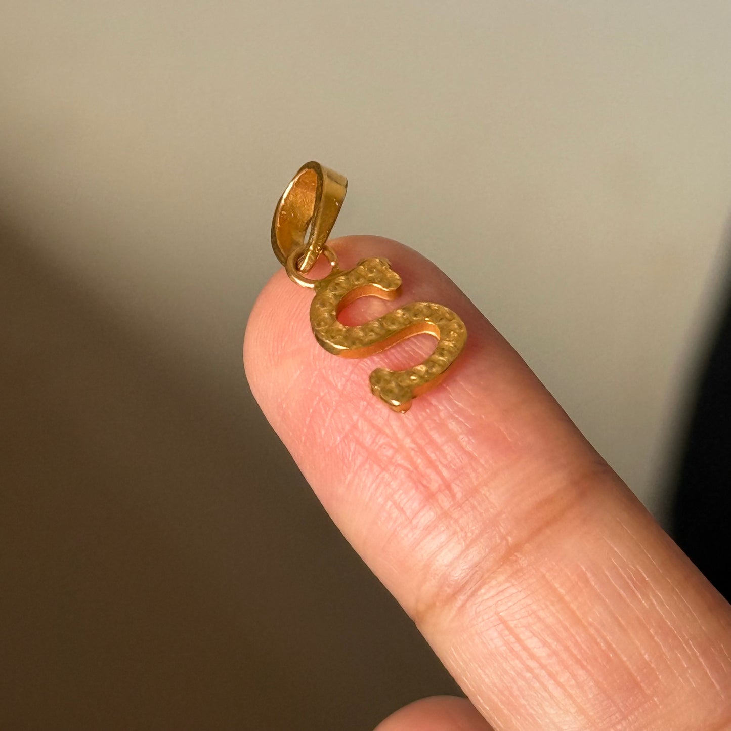 Pre-loved 22ct gold S pendant