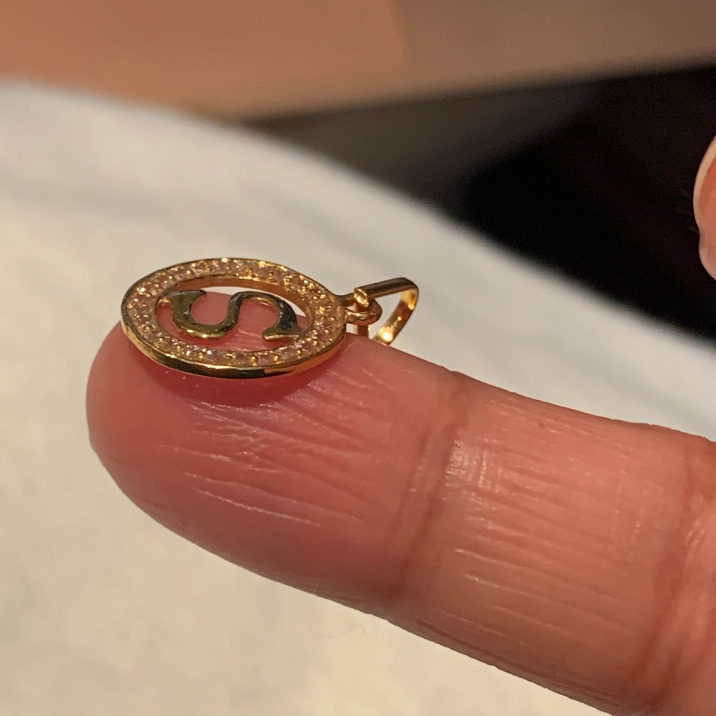 18ct gold ‘S’ pendant