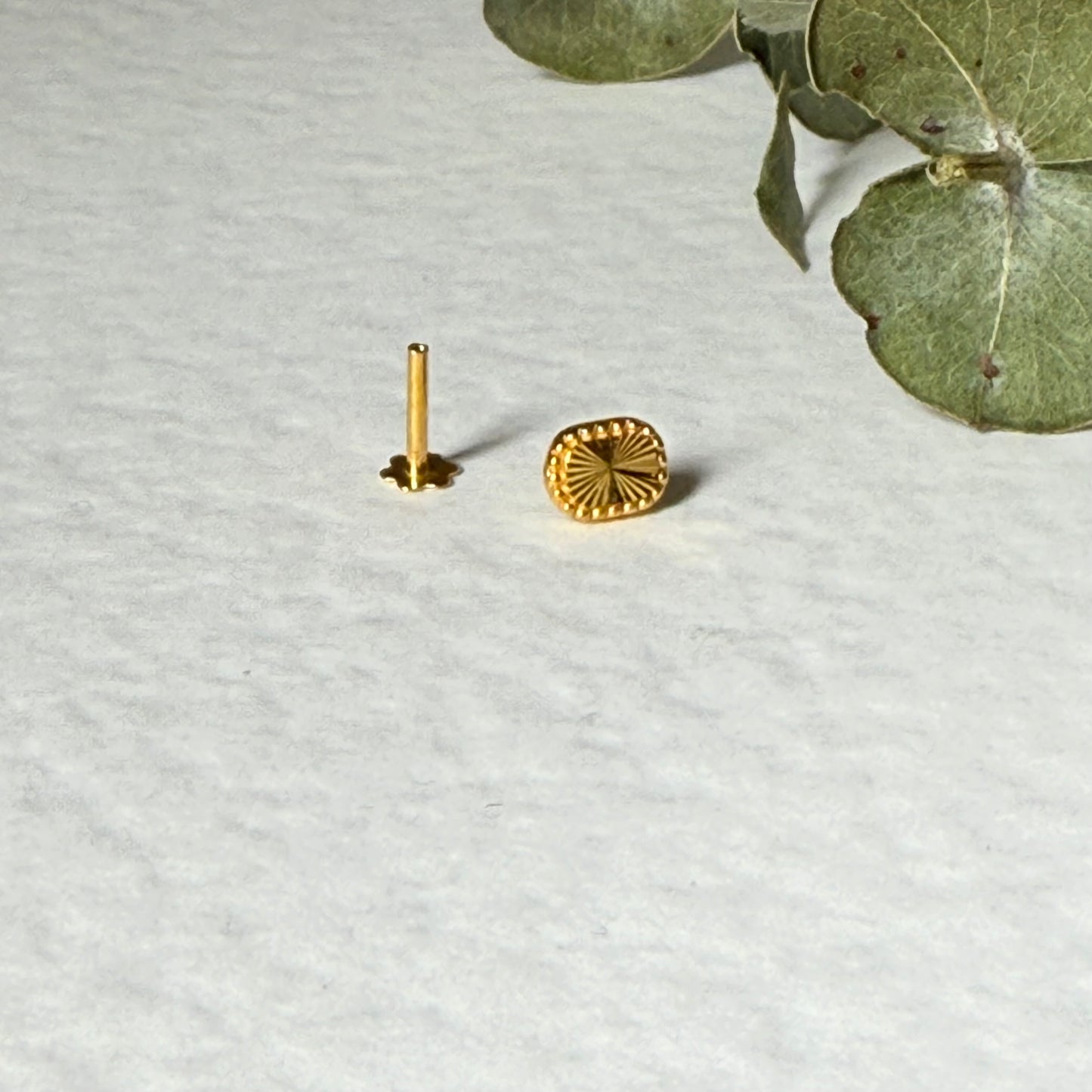 18ct gold biscuit stud single piece