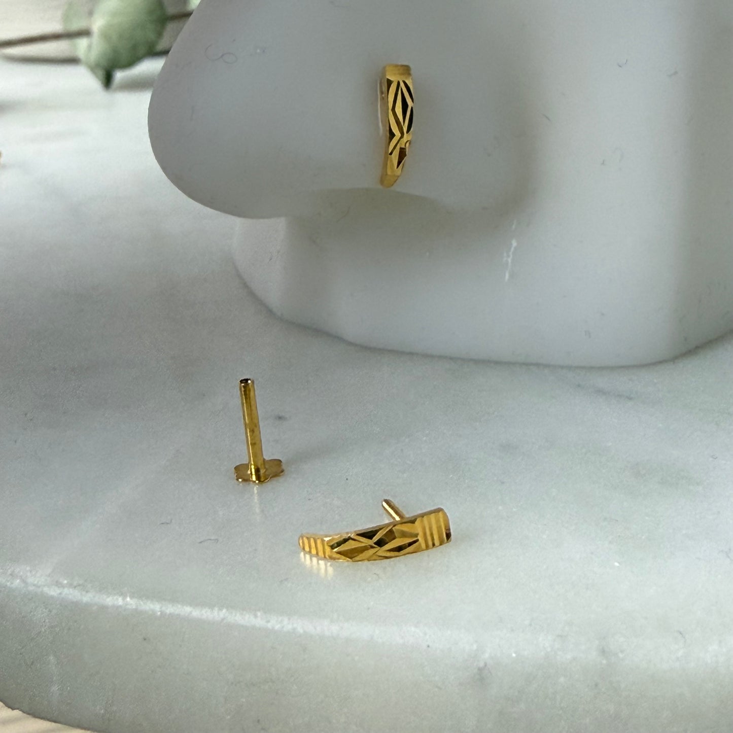 18ct gold nose stud