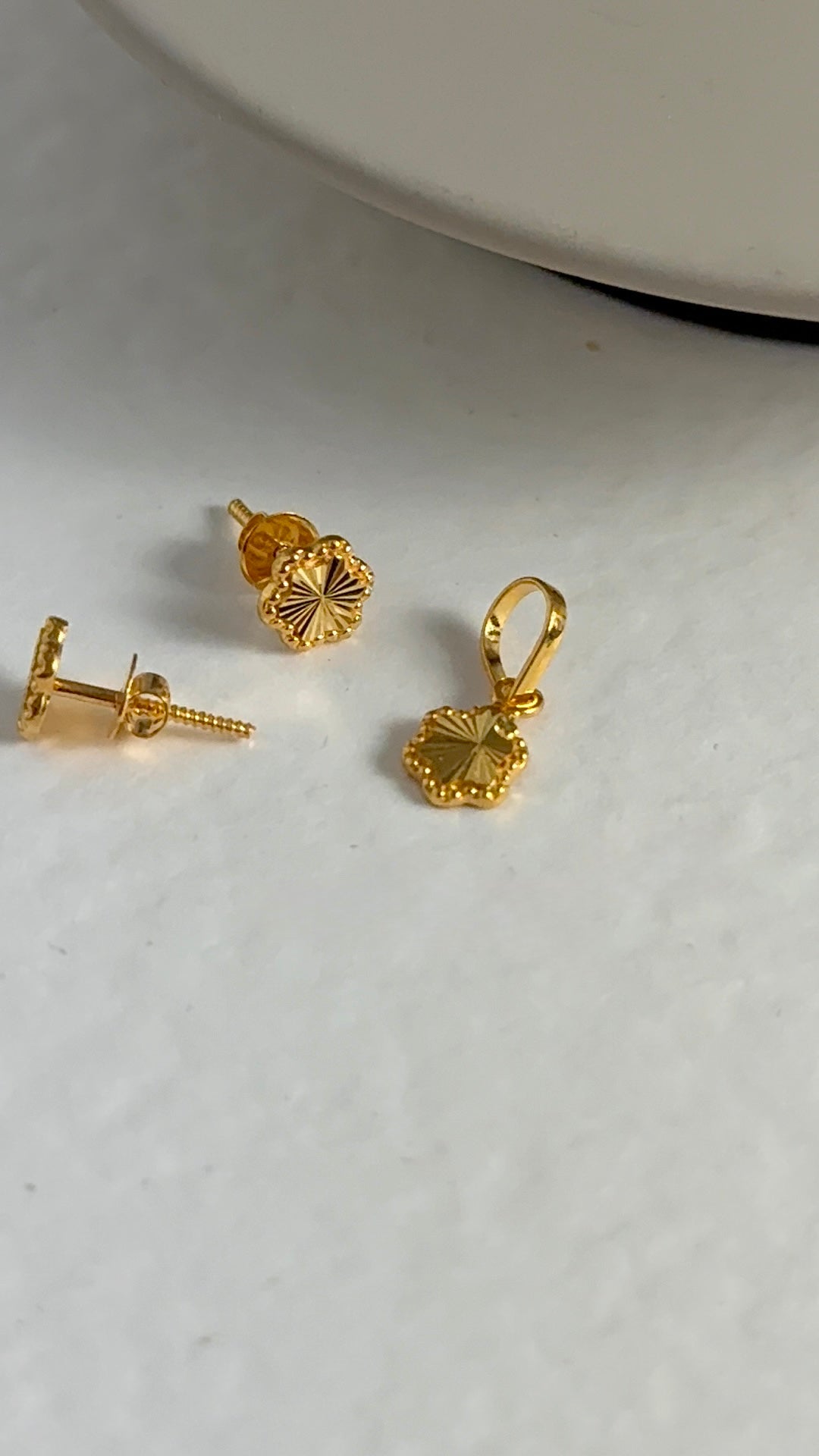 Petite floral pendant and studs (18ct)