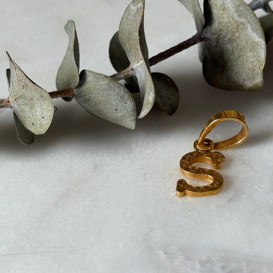 Pre-loved 22ct gold S pendant