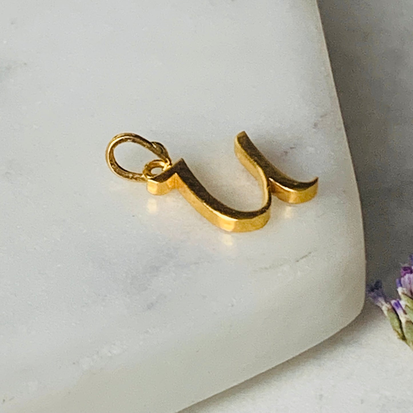 22ct Gold ‘u’ pendant