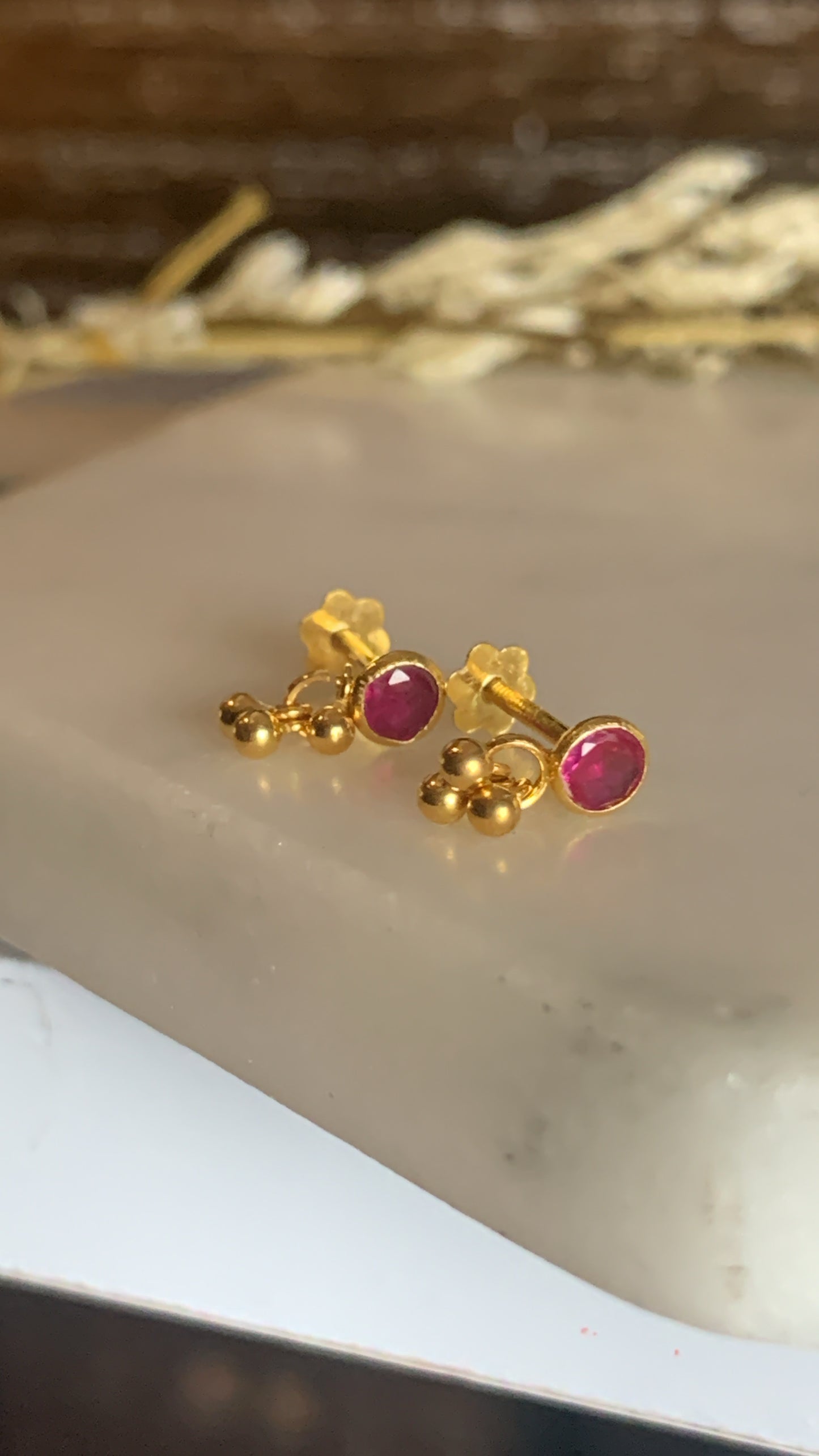 18ct Gold Dangly Stud Pair