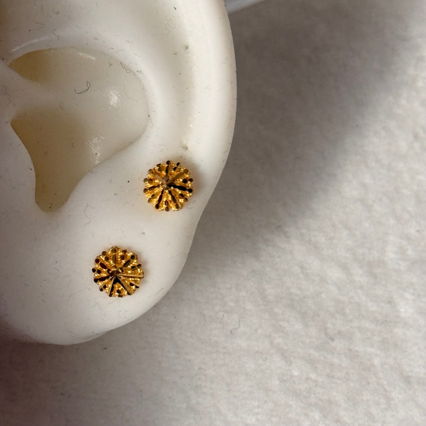 Bloomsbury, 18ct gold stud pair | 7mm