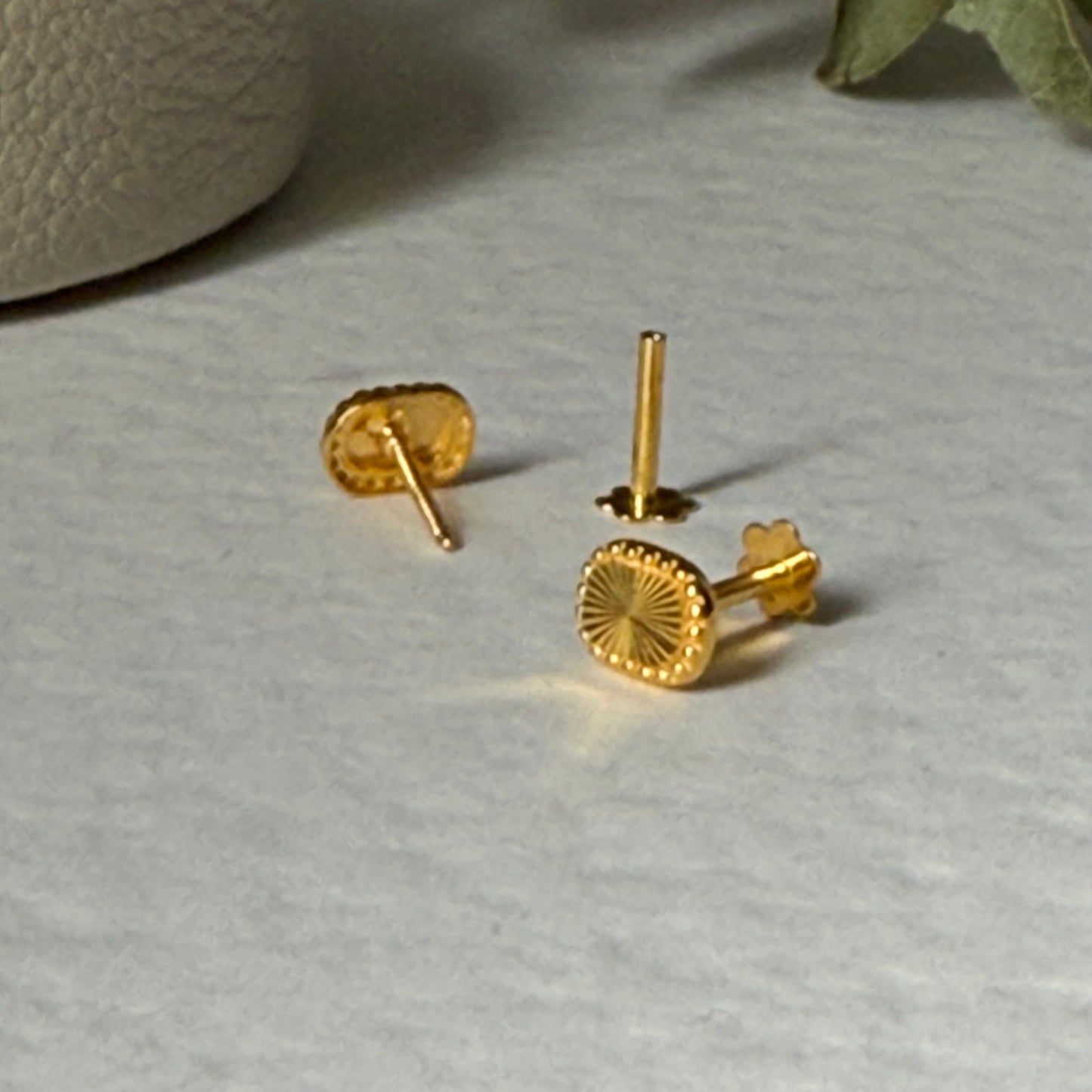 18ct gold biscuit stud single piece