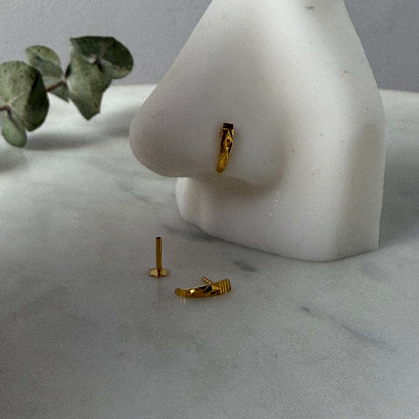 18ct gold nose stud
