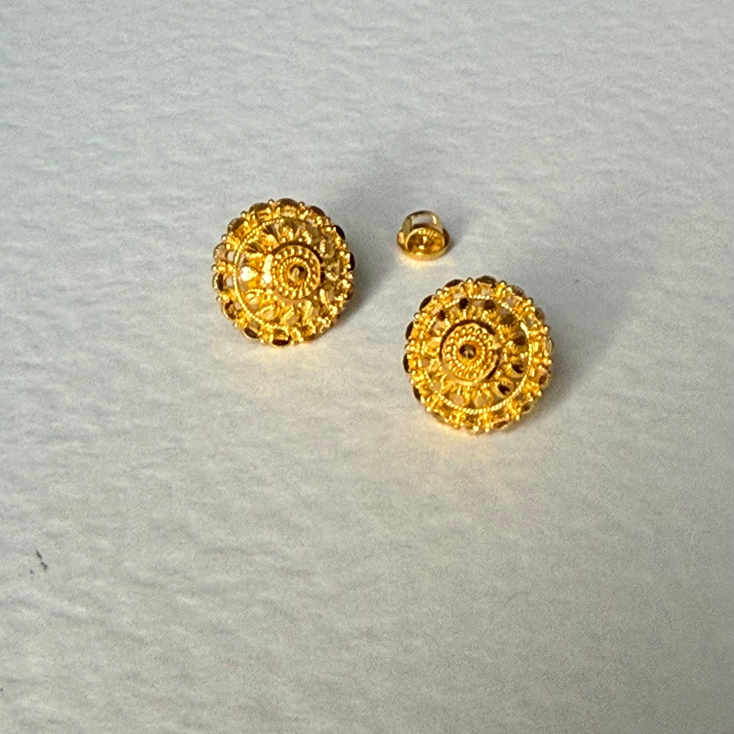 22ct gold stud pair | 15mm
