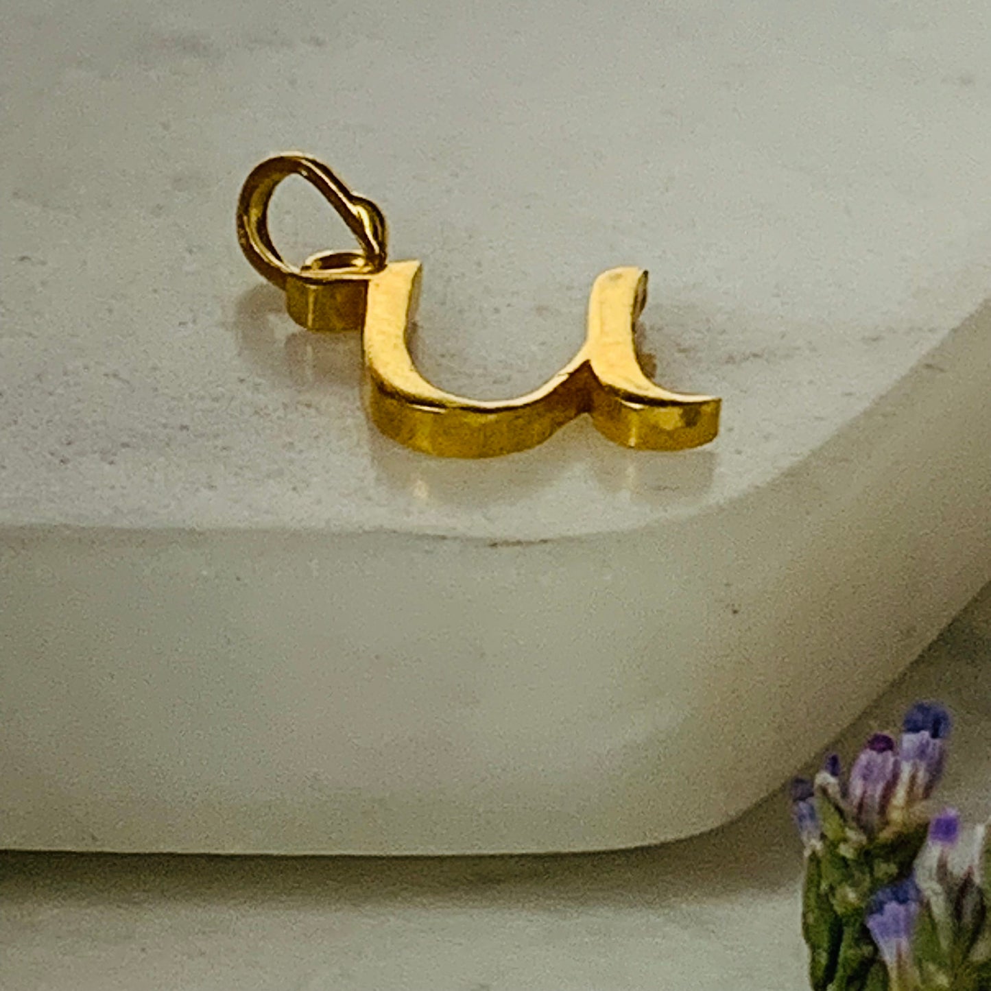 22ct Gold ‘u’ pendant