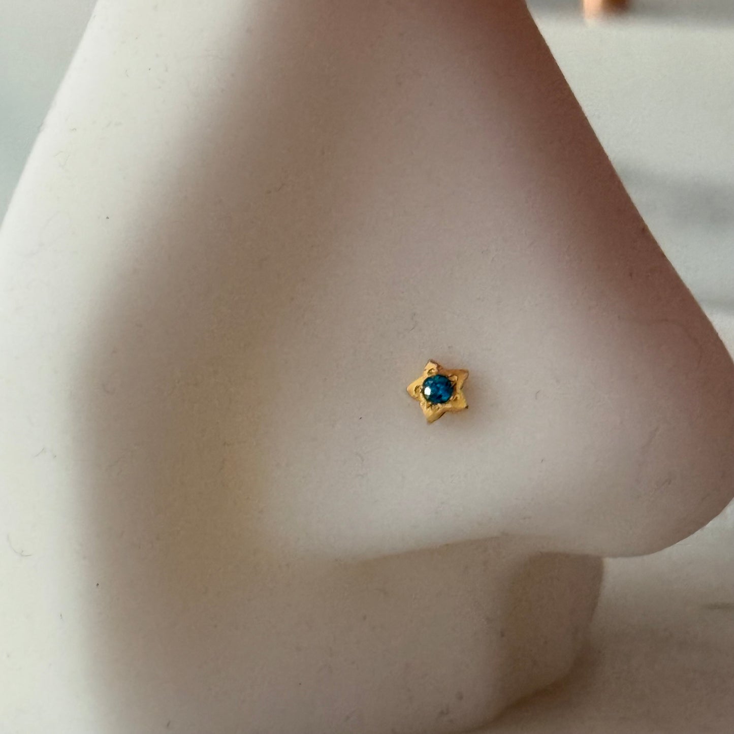 14ct gold single star stud