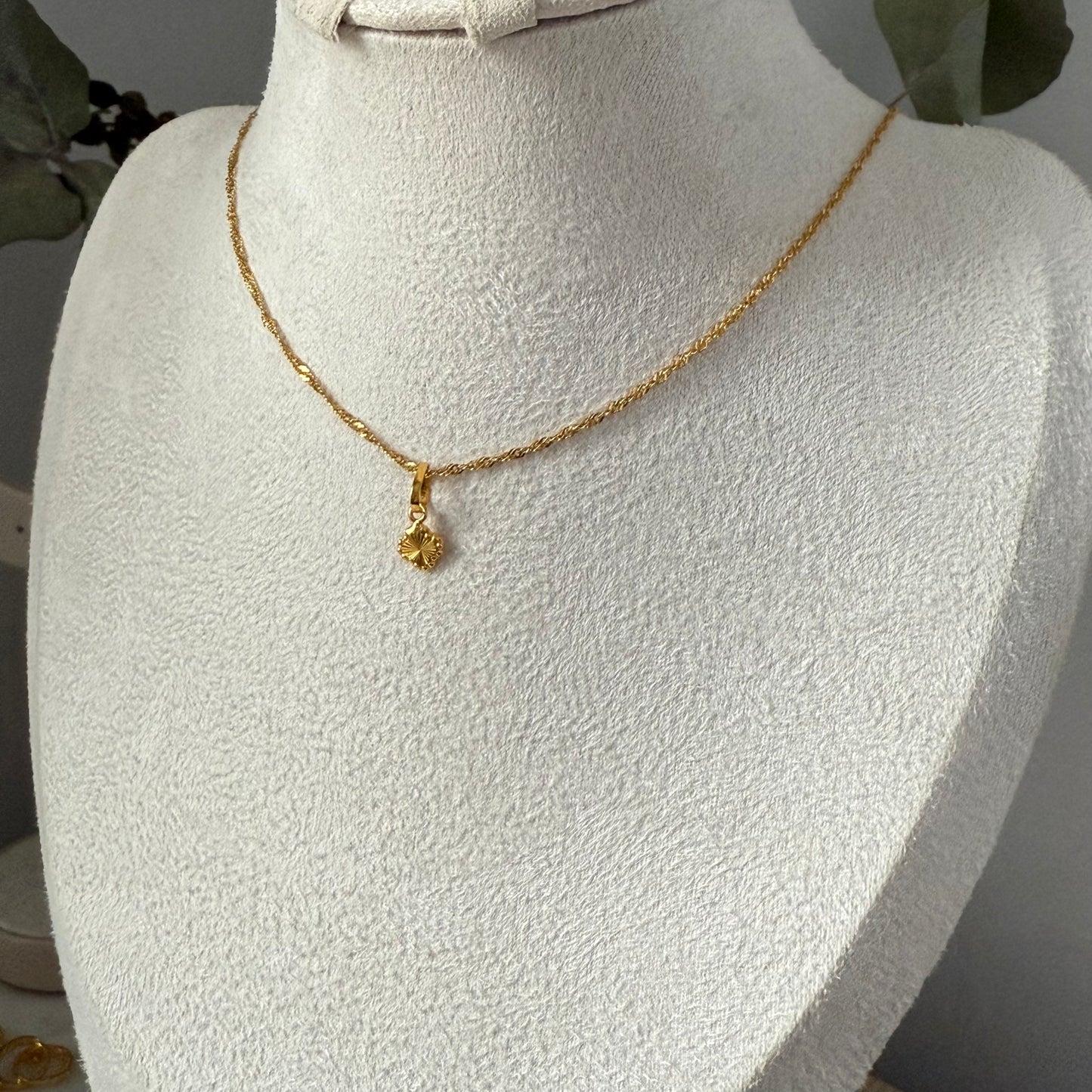Petite Clover pendant and studs (18ct)