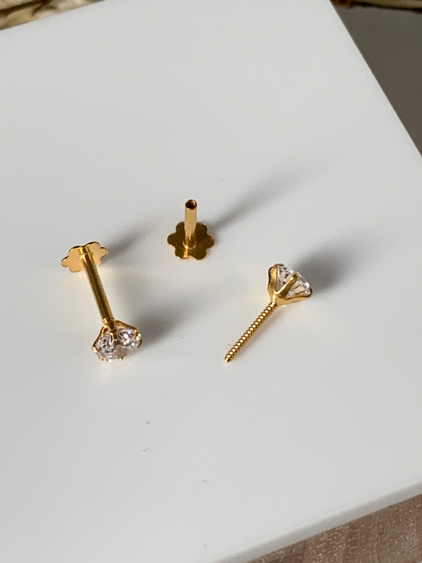 18ct Gold Claw Stud with cz | 3mm