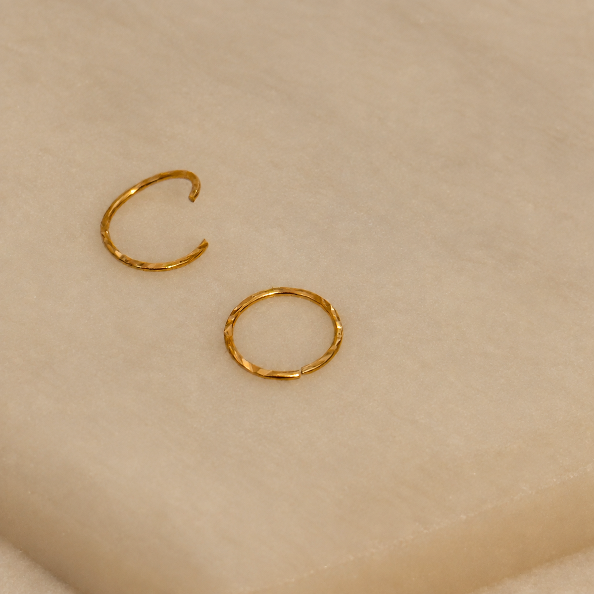 18ct Gold Minimal Hoop | 7.5mm & 9mm