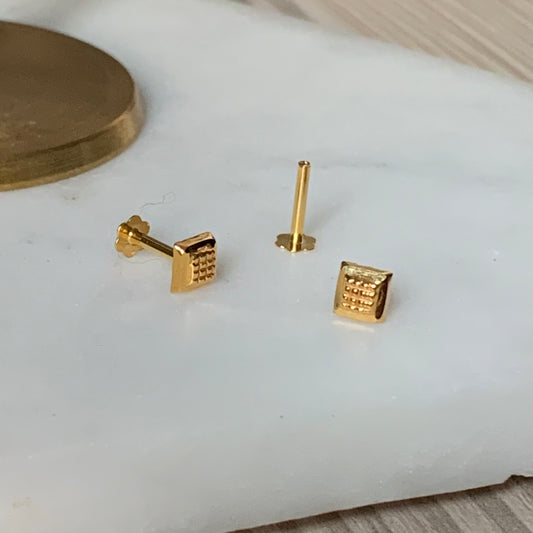 18ct Gold carved Stud pair| 4mm