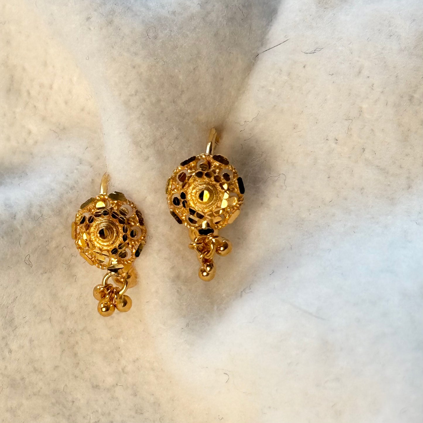 Mini Dahlia - 18ct gold hoop