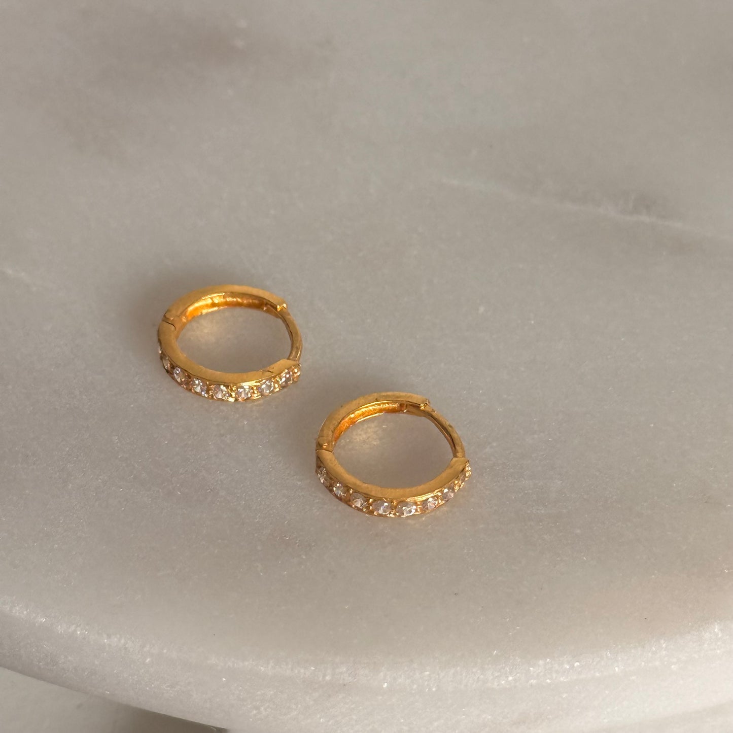 Hanna, 18ct gold Huggies | 8mm