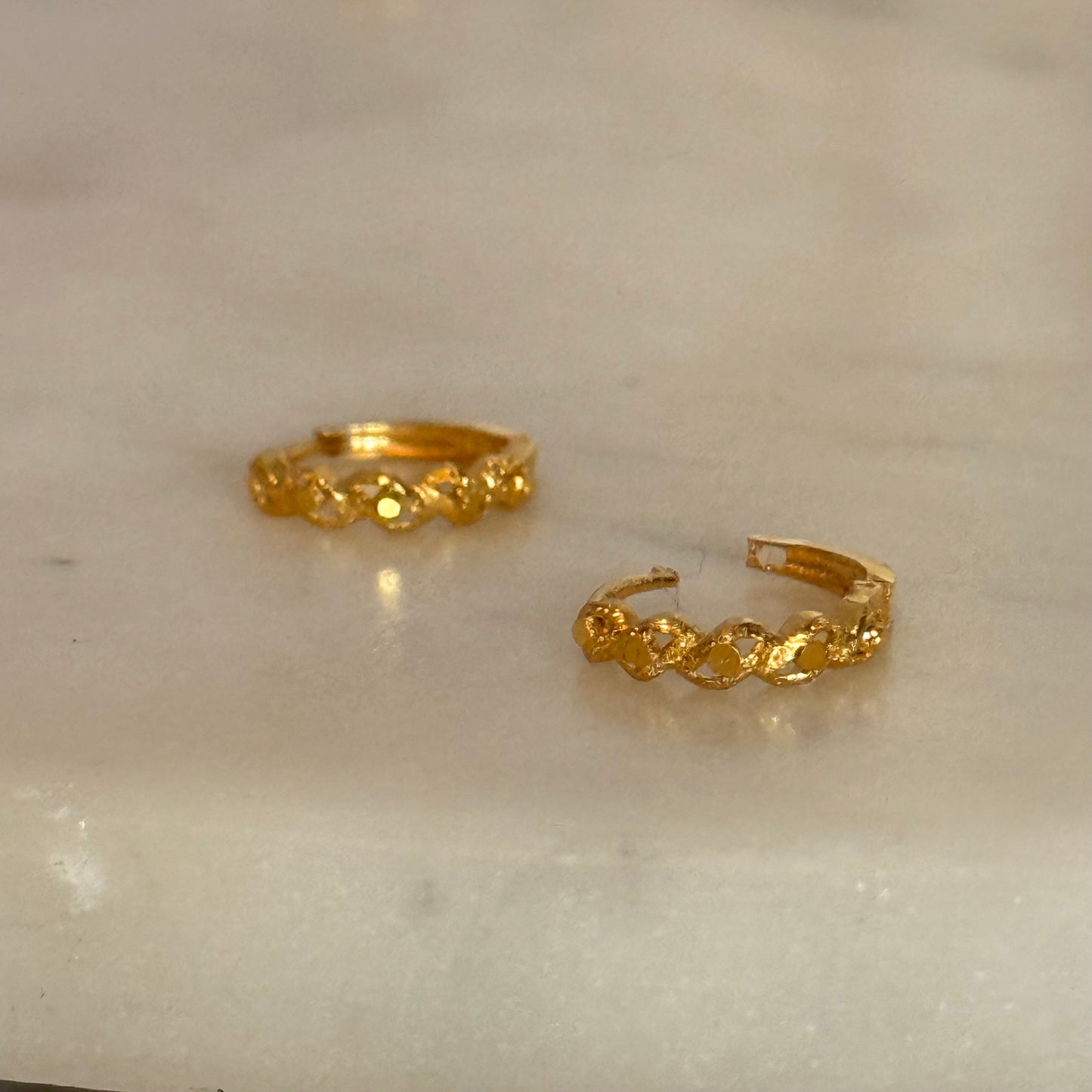 Entwine, 18ct Huggies pair | 8mm