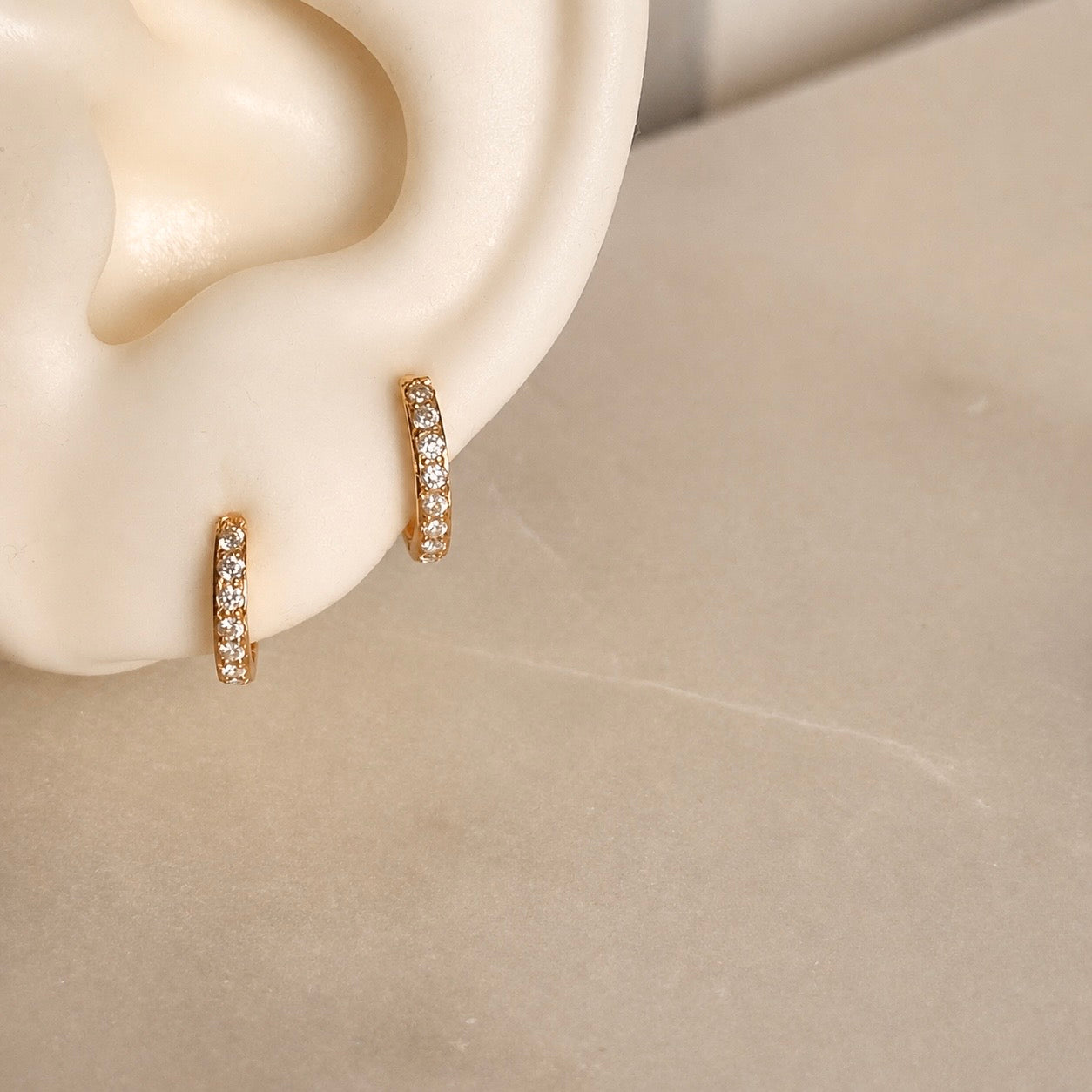 Hanna, 18ct gold Huggies | 8mm