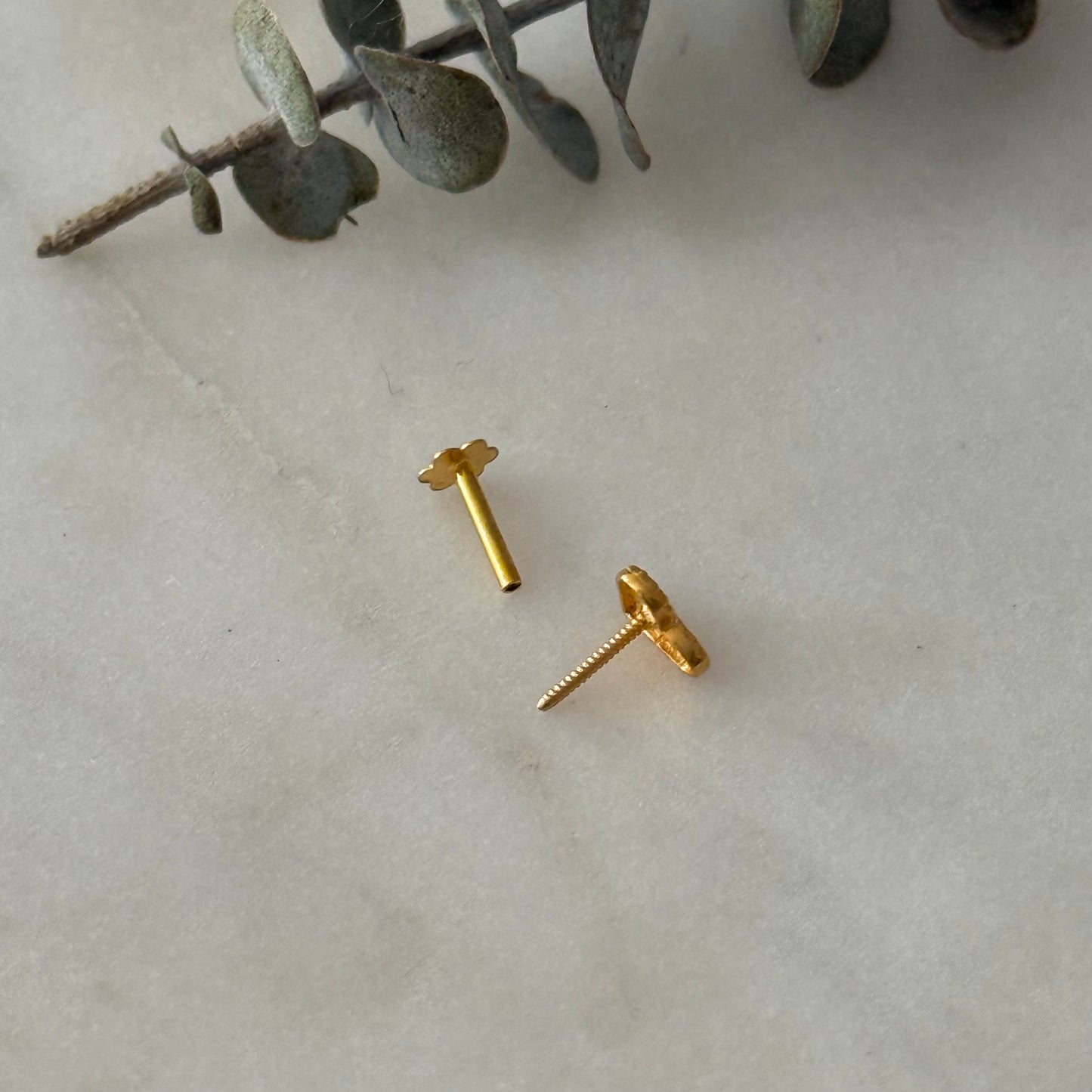 18ct gold single heart stud