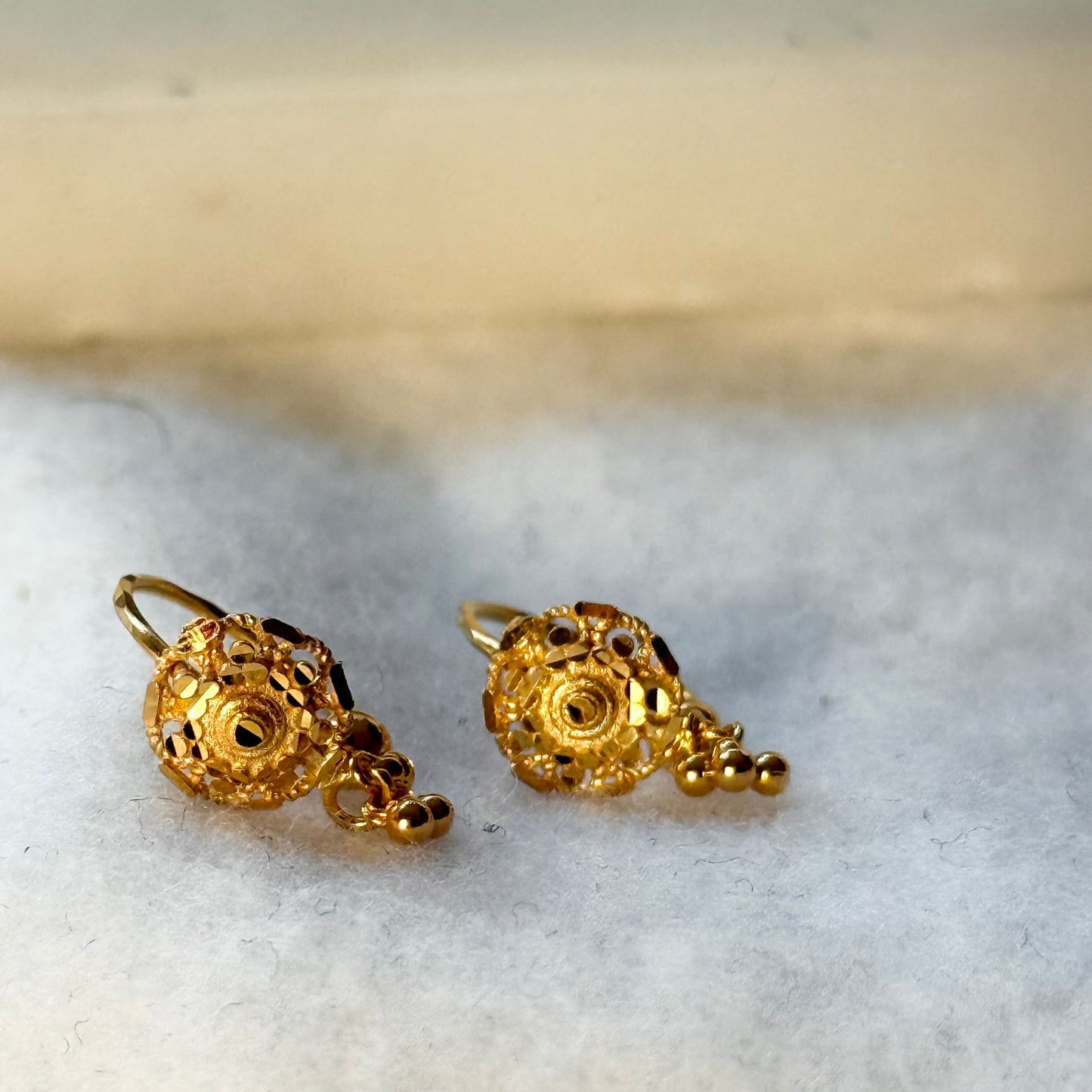 Mini Dahlia - 18ct gold hoop