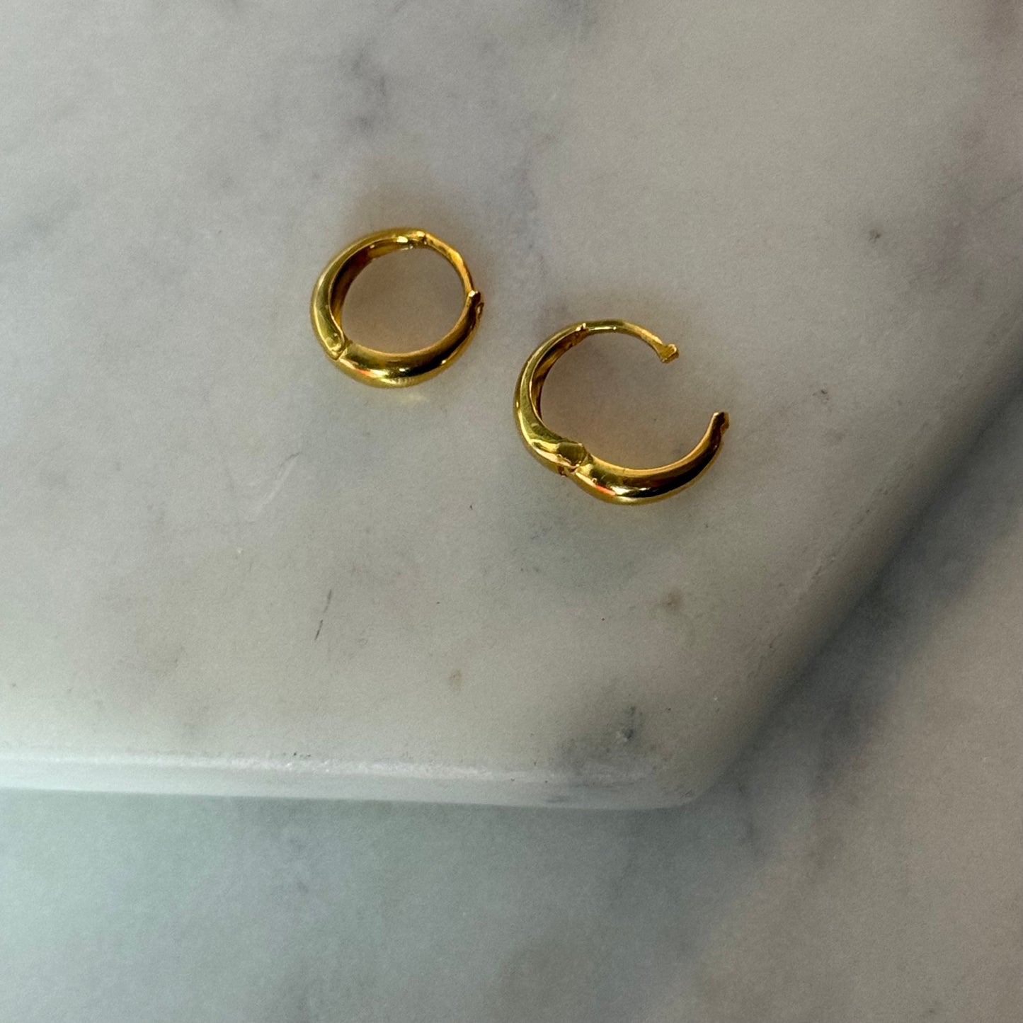 18ct gold mini chunky Huggies | 7mm