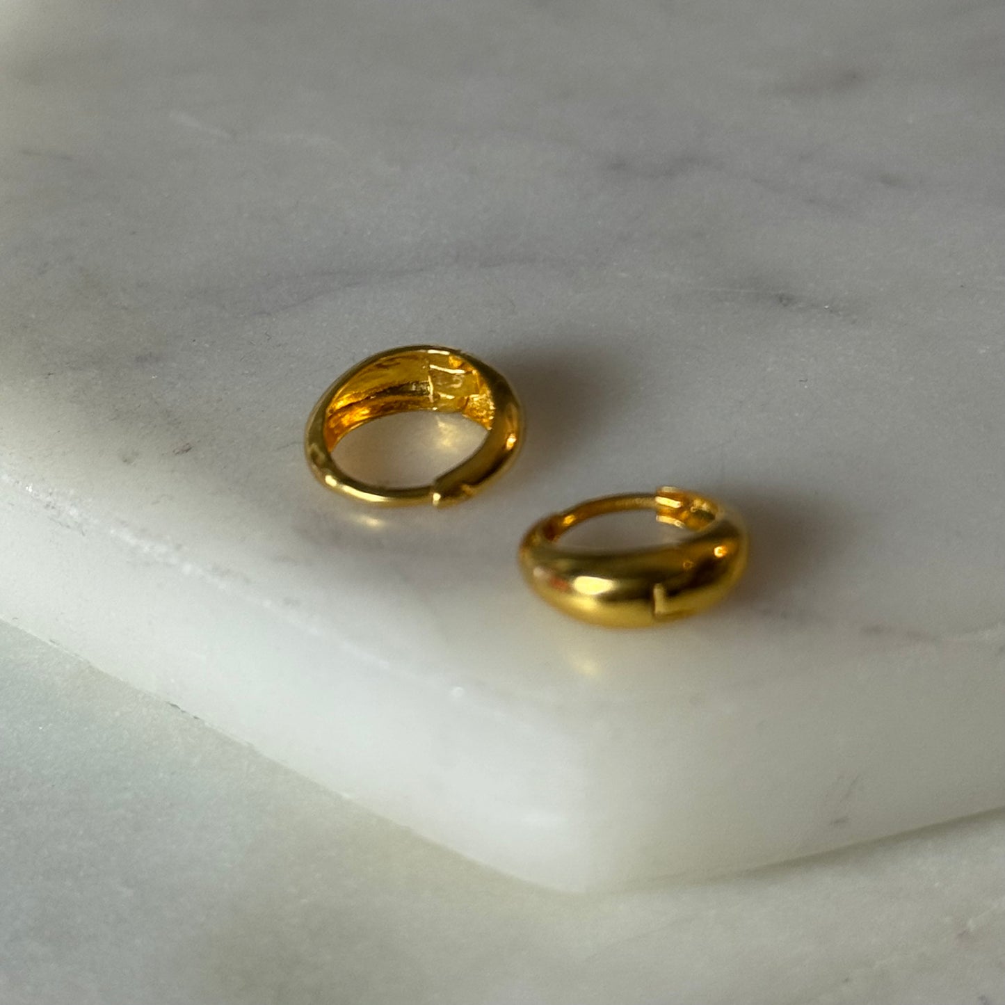 18ct gold mini chunky Huggies | 7mm