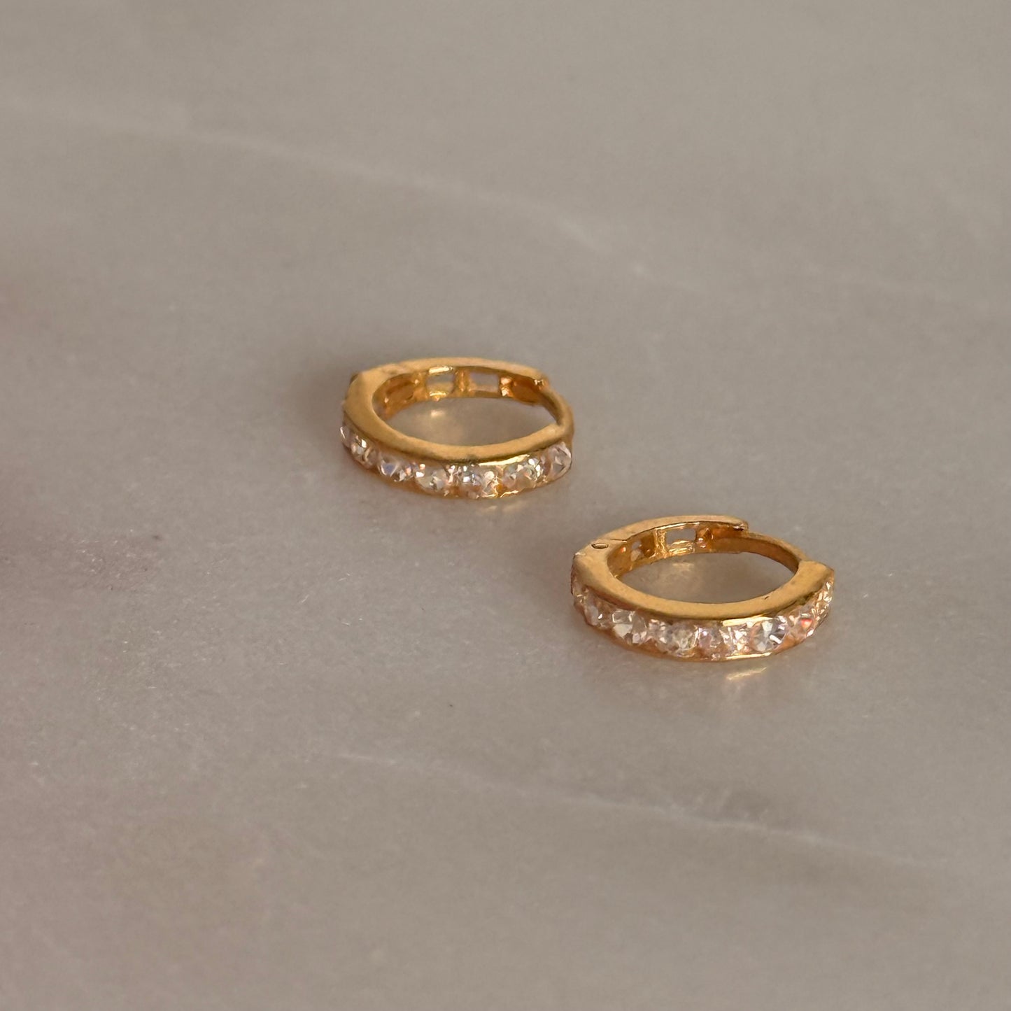 Hanna, 18ct gold Huggies | 7mm