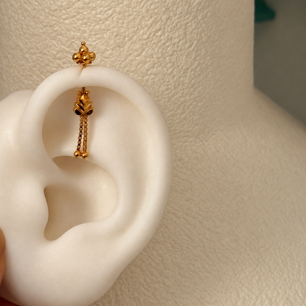 Autumnal | 18ct Gold - Leaf (Forward helix)