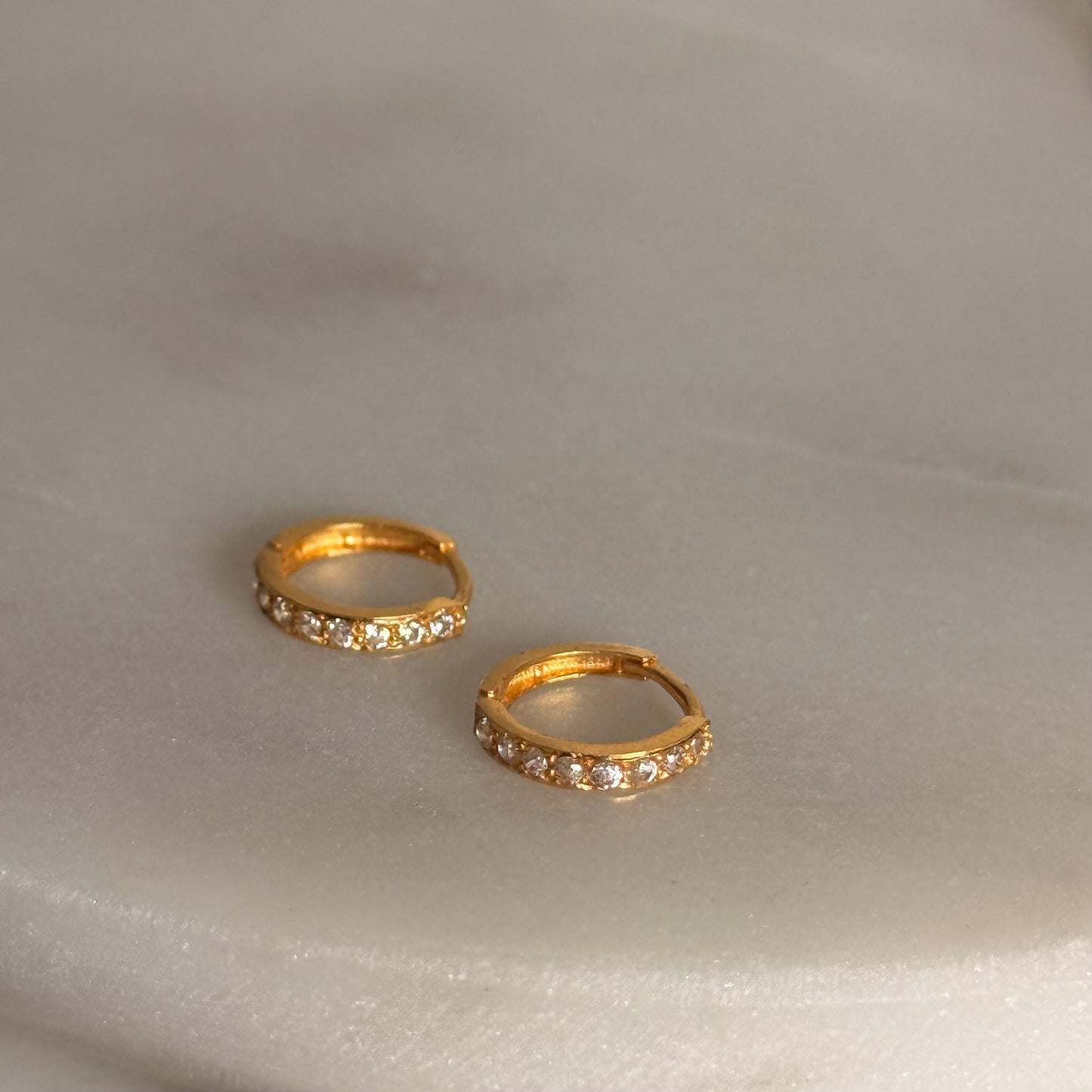 Hanna, 18ct gold Huggies | 8mm