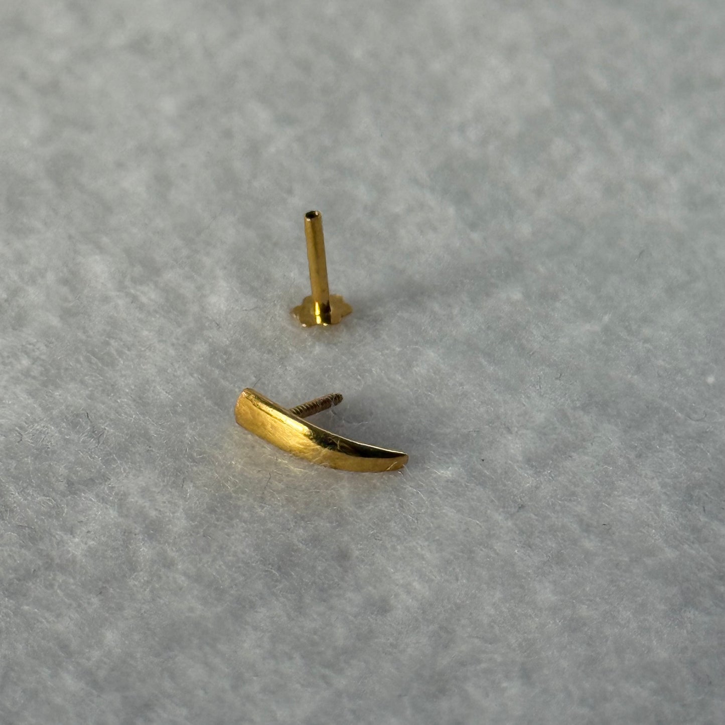 Crescent, 18ct gold plain stud