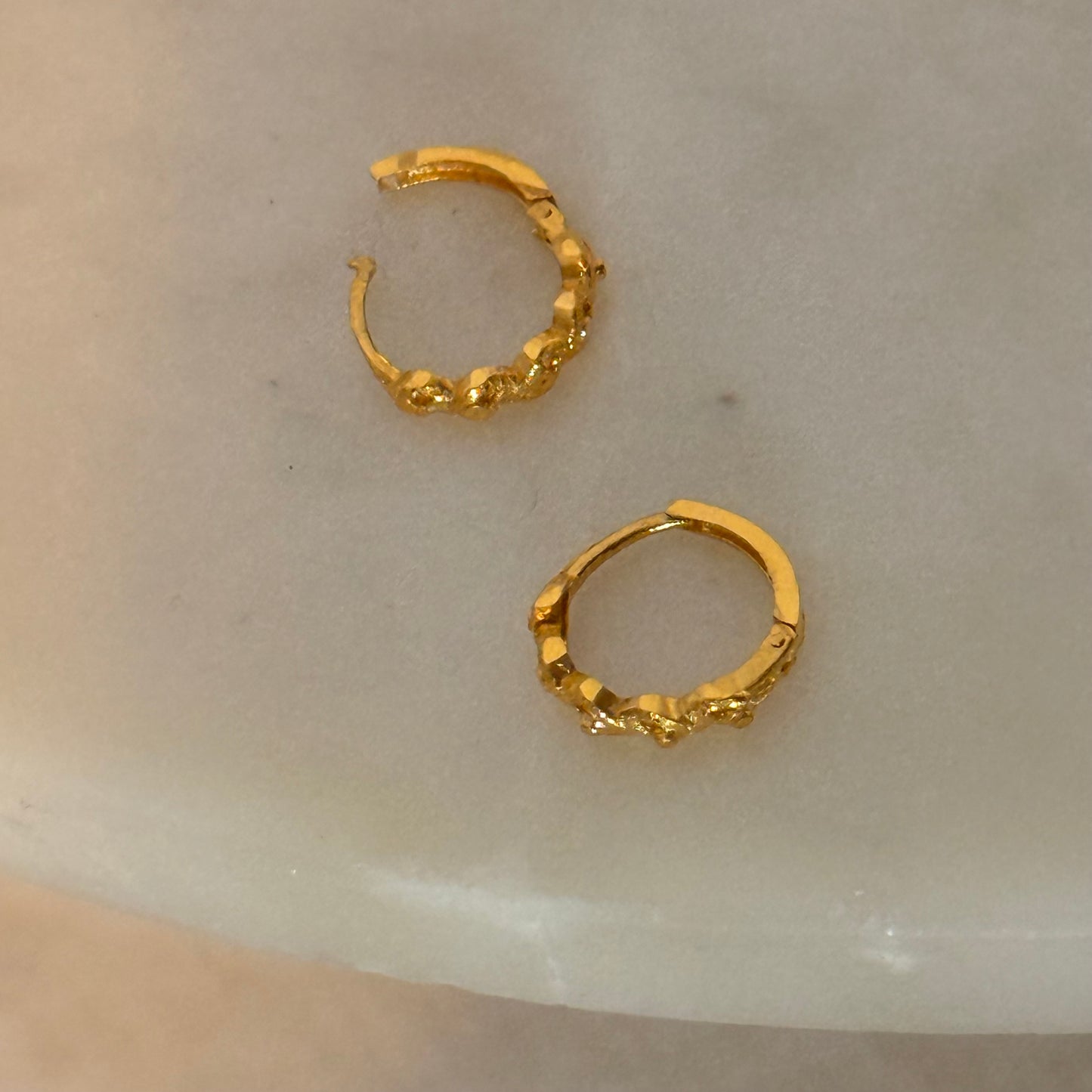 Entwine, 18ct Huggies pair | 8mm