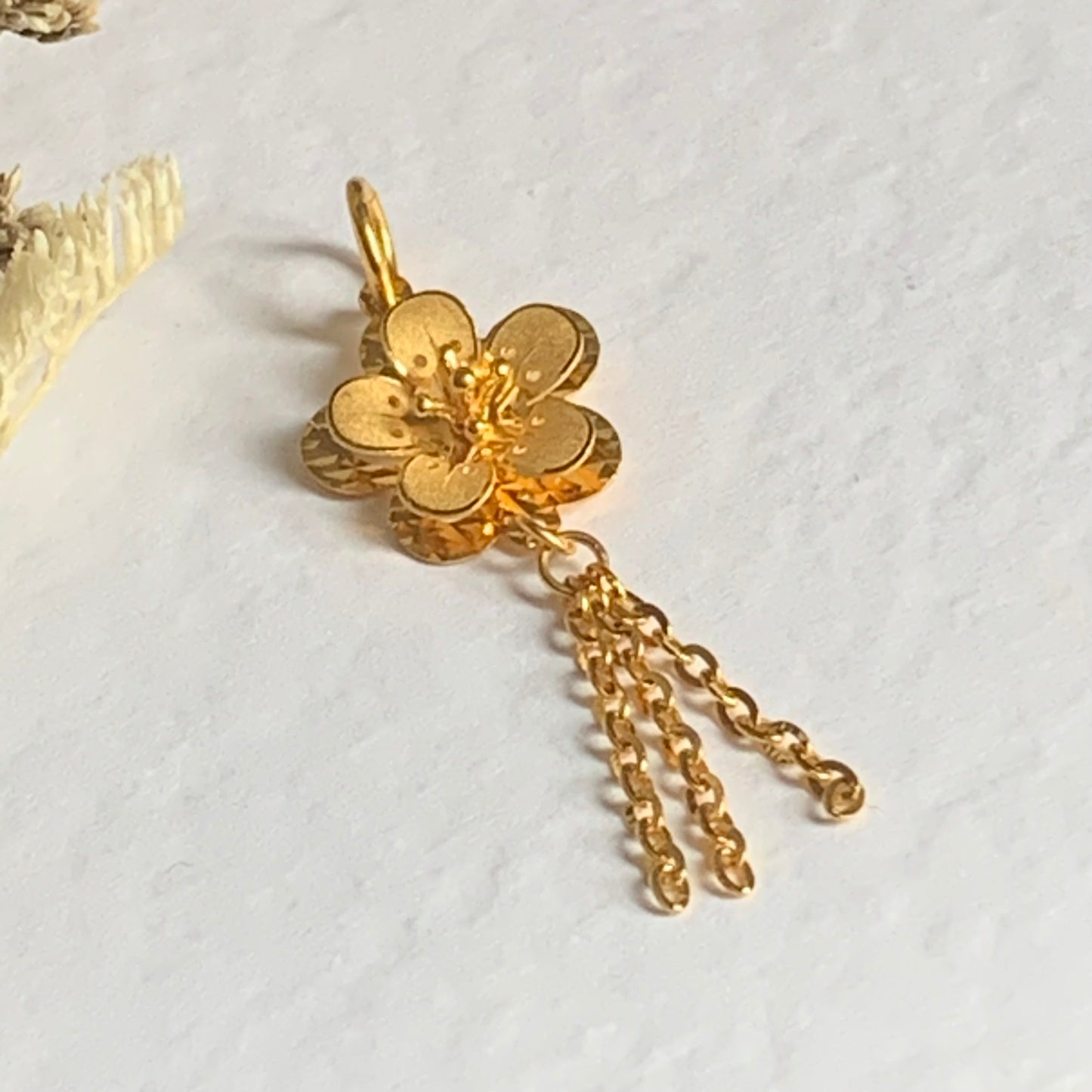 22ct Gold Dangly Pendant