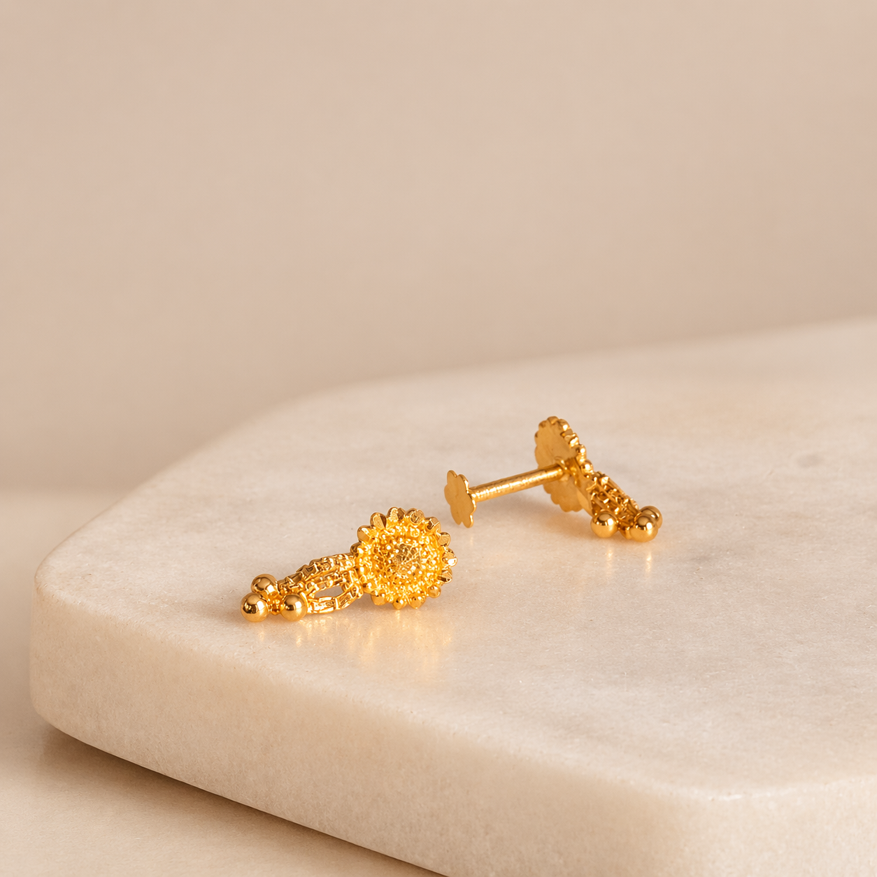 Yusra | 18ct gold flat back stud