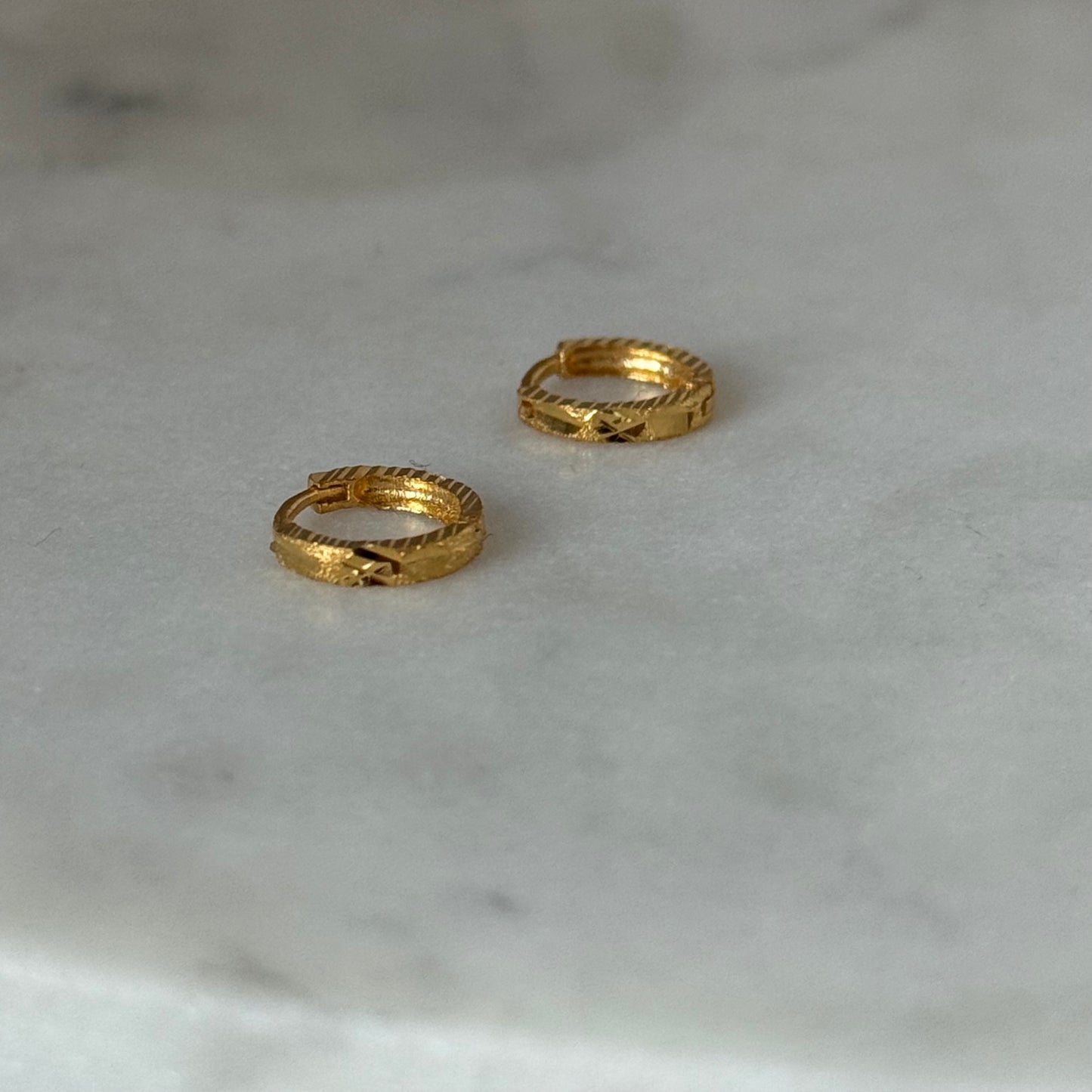 18ct gold intricate hoop | 7mm