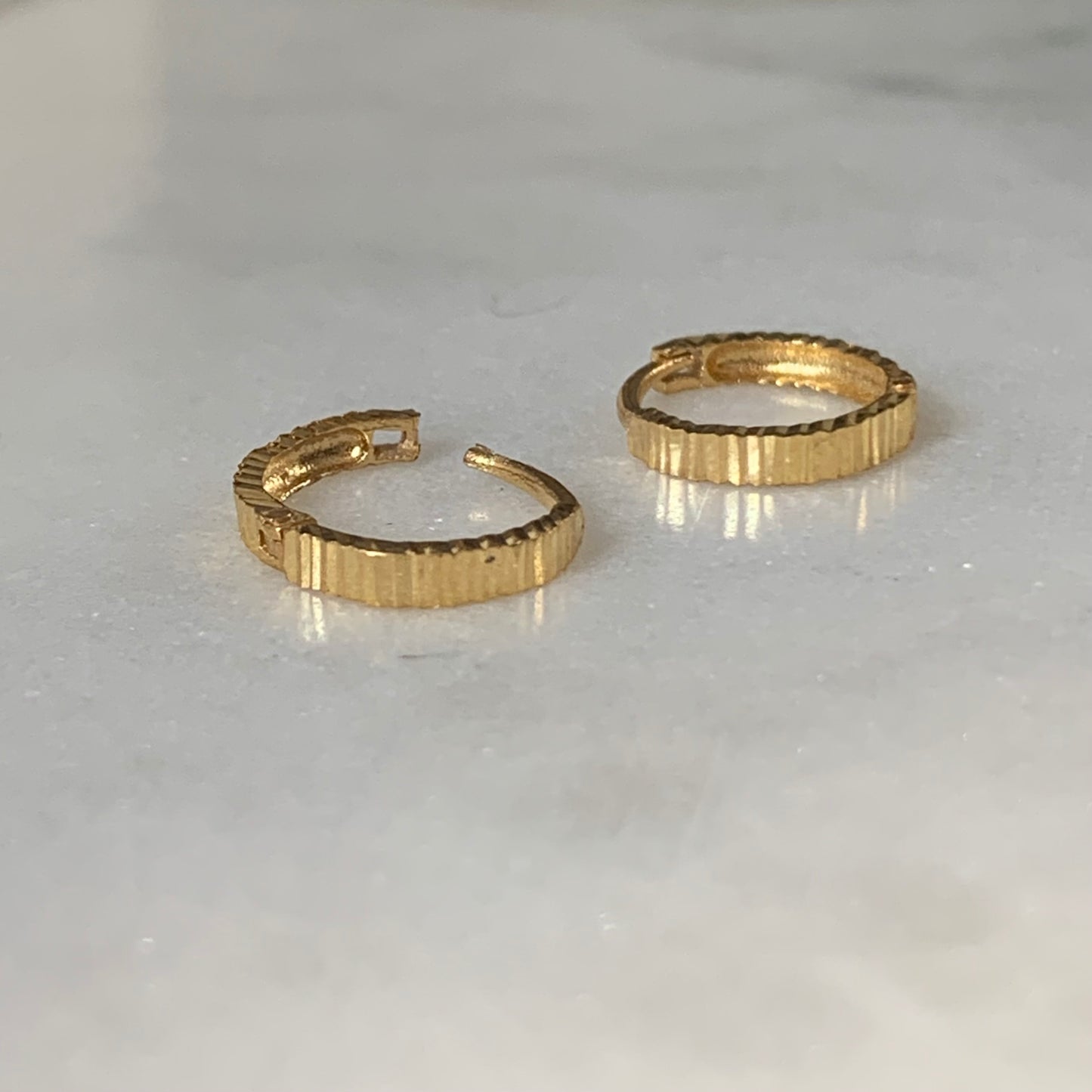 18ct Gold Huggies | 8mm (3)