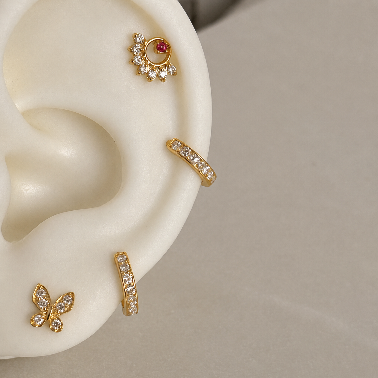 Hanna, 18ct gold Huggies | 7mm