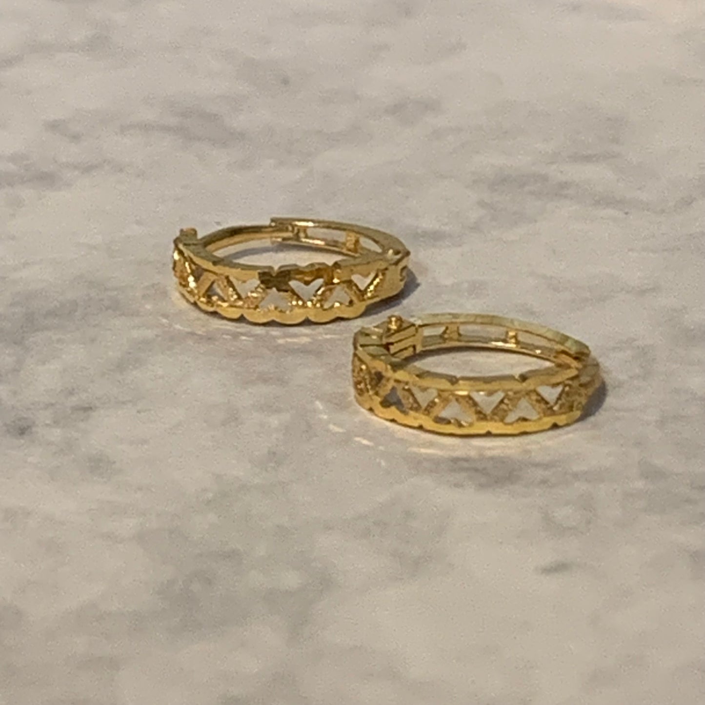 18ct Gold Heart Huggies | 8mm