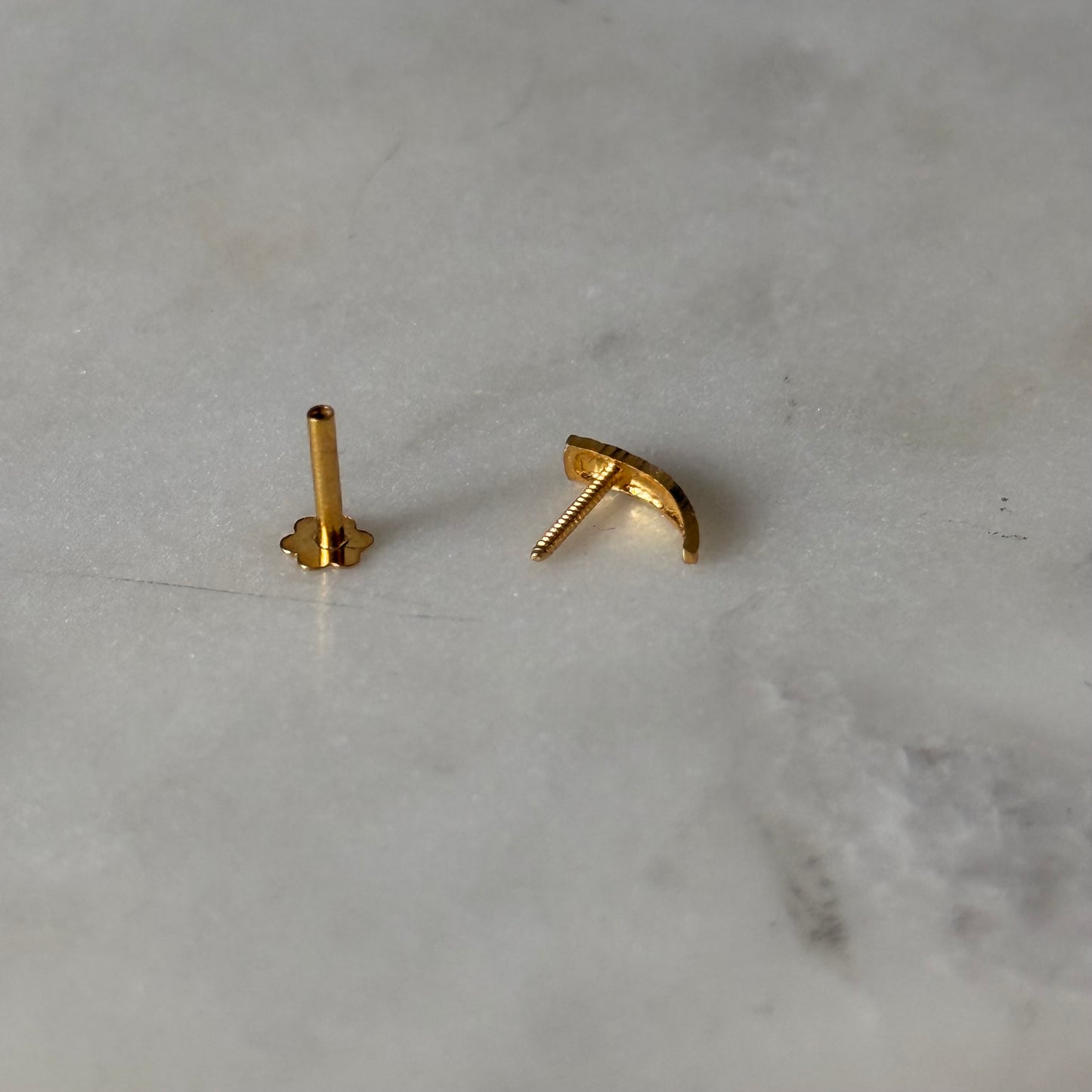 Fleur, 18ct dainty stud
