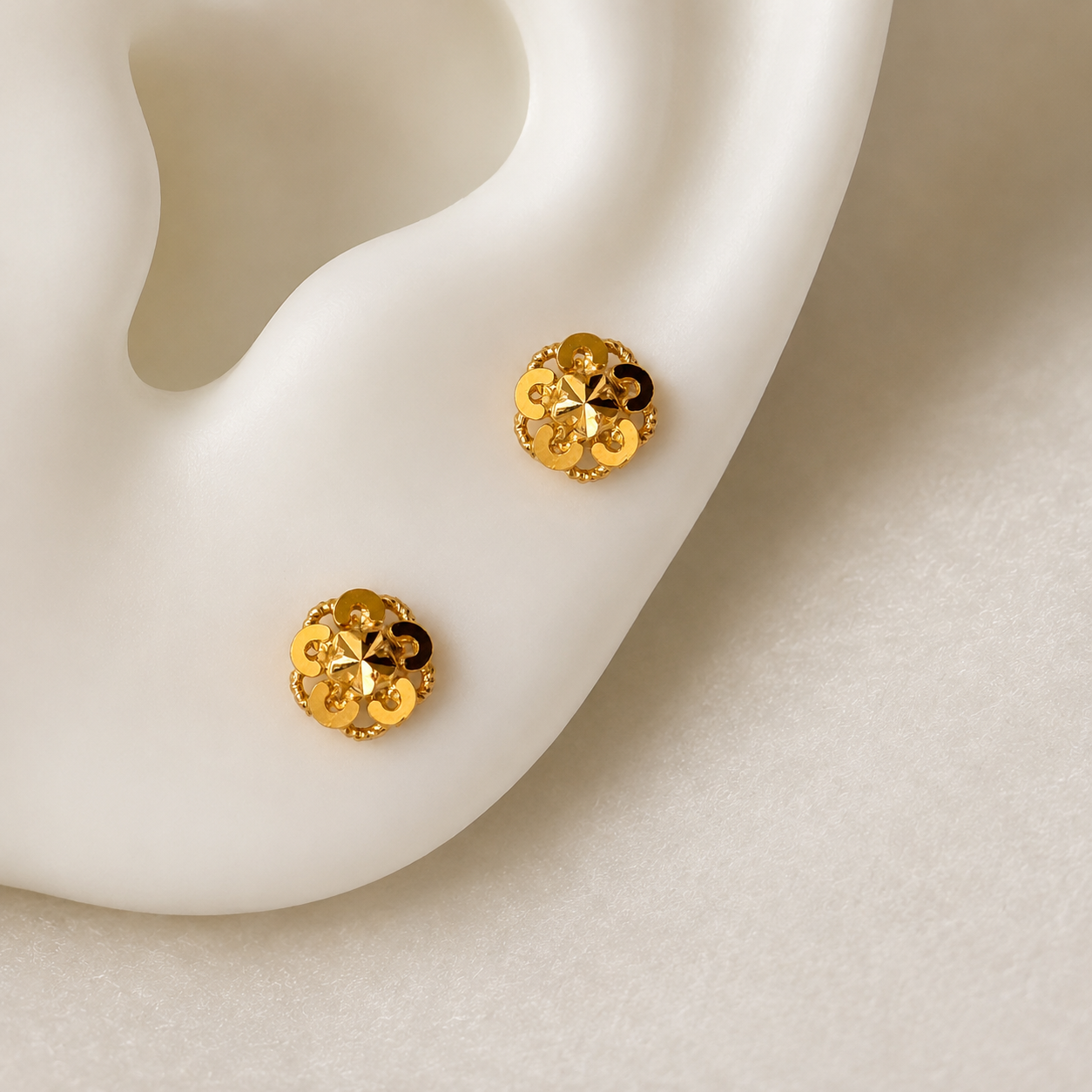 Aabha | 18ct gold stud