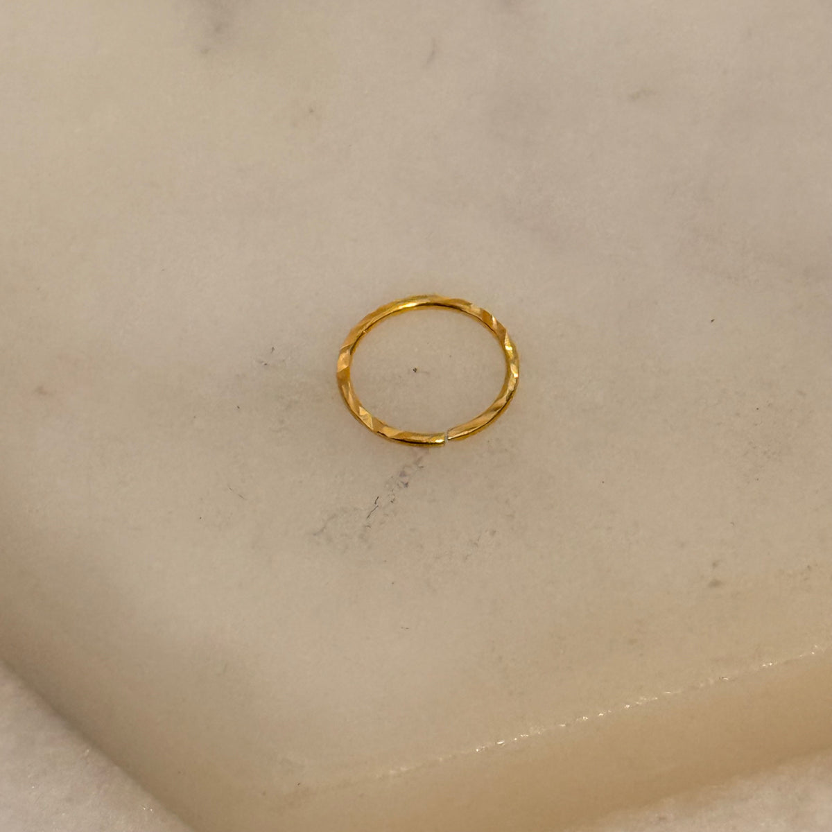 18ct Gold Minimal Hoop | 7.5mm & 9mm