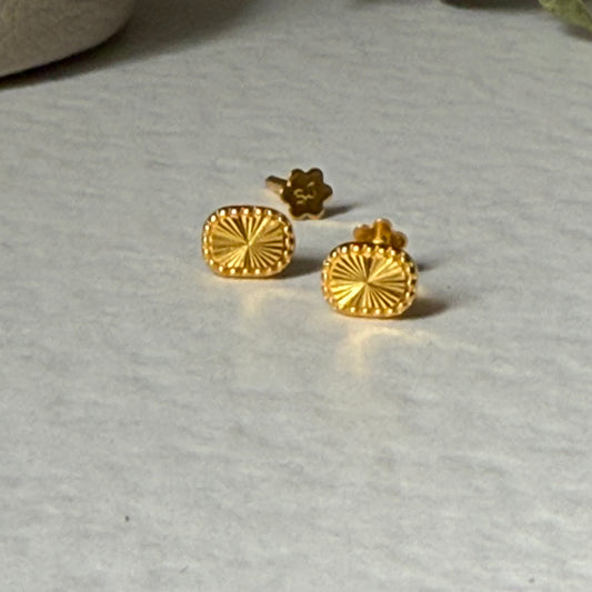 18ct gold biscuit stud pair