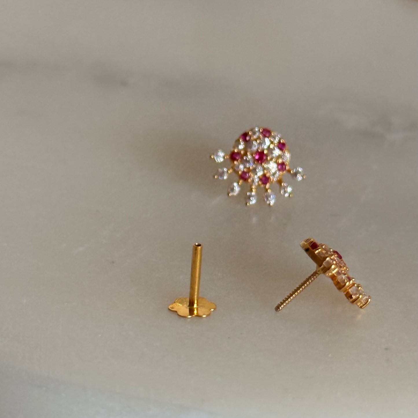 Crimson | 18ct gold 9mm stud pair