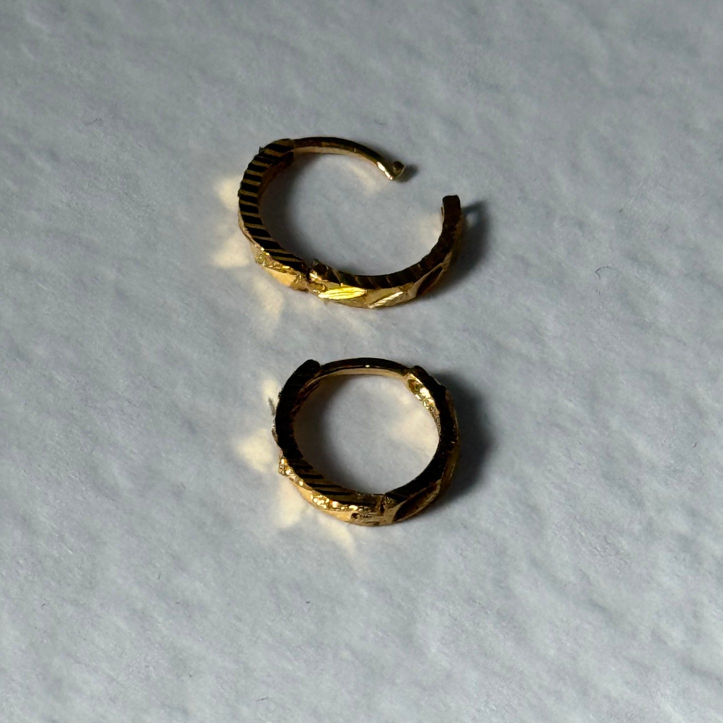 18ct gold Huggies pair | 7mm