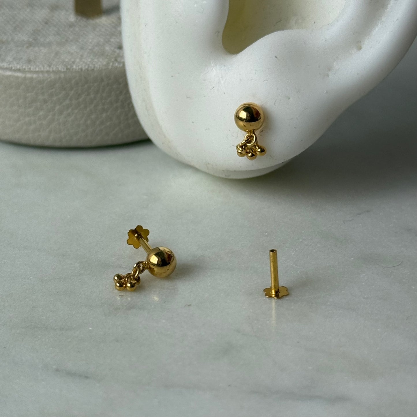 18ct gold dangly stud pair